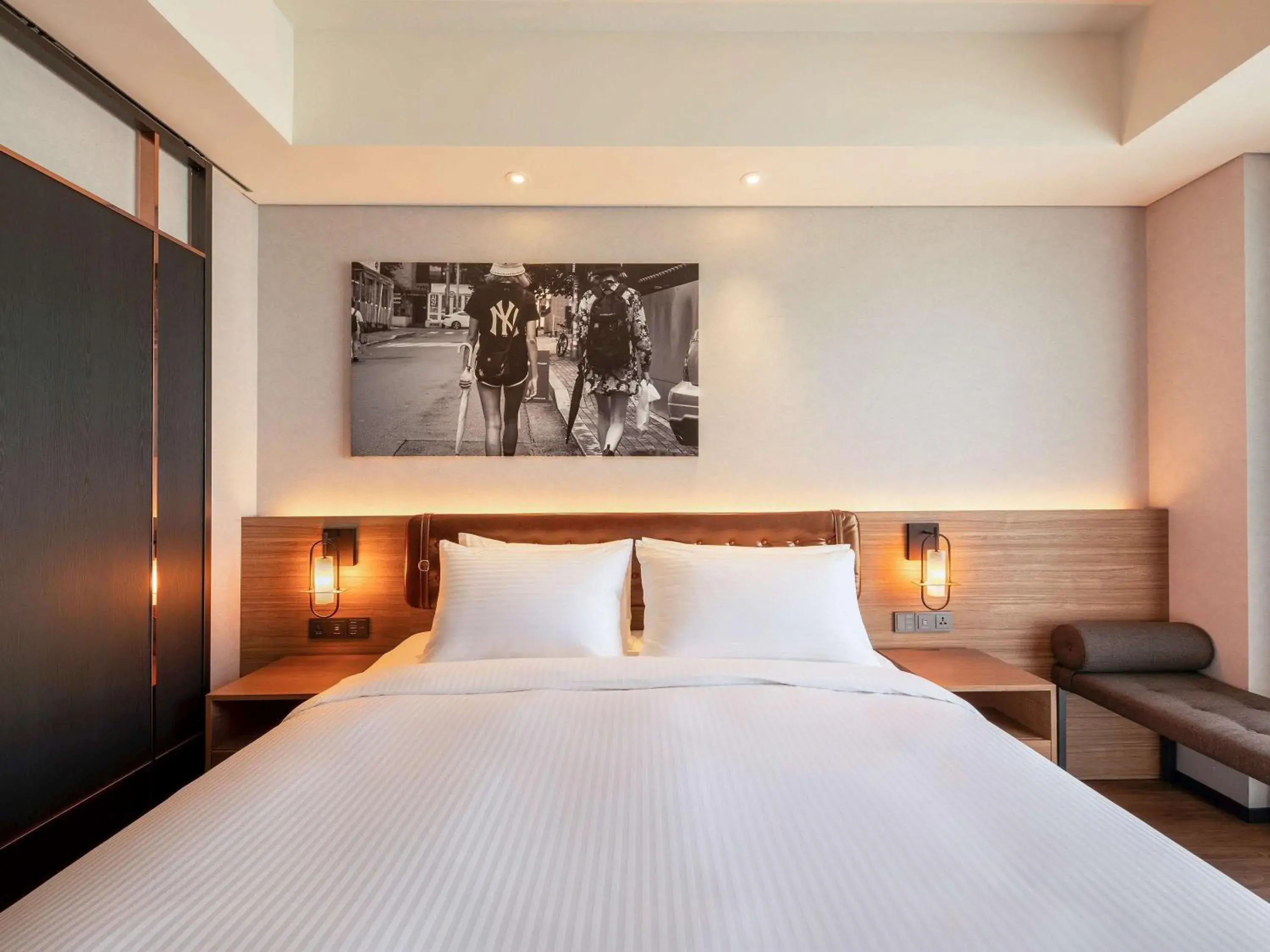 Superior Deluxe King Room with Balcony in Mercure Ambassador Seoul Hongdae Superior Deluxe King Room with Balcony in Mercure Ambassador Seoul Hongdae