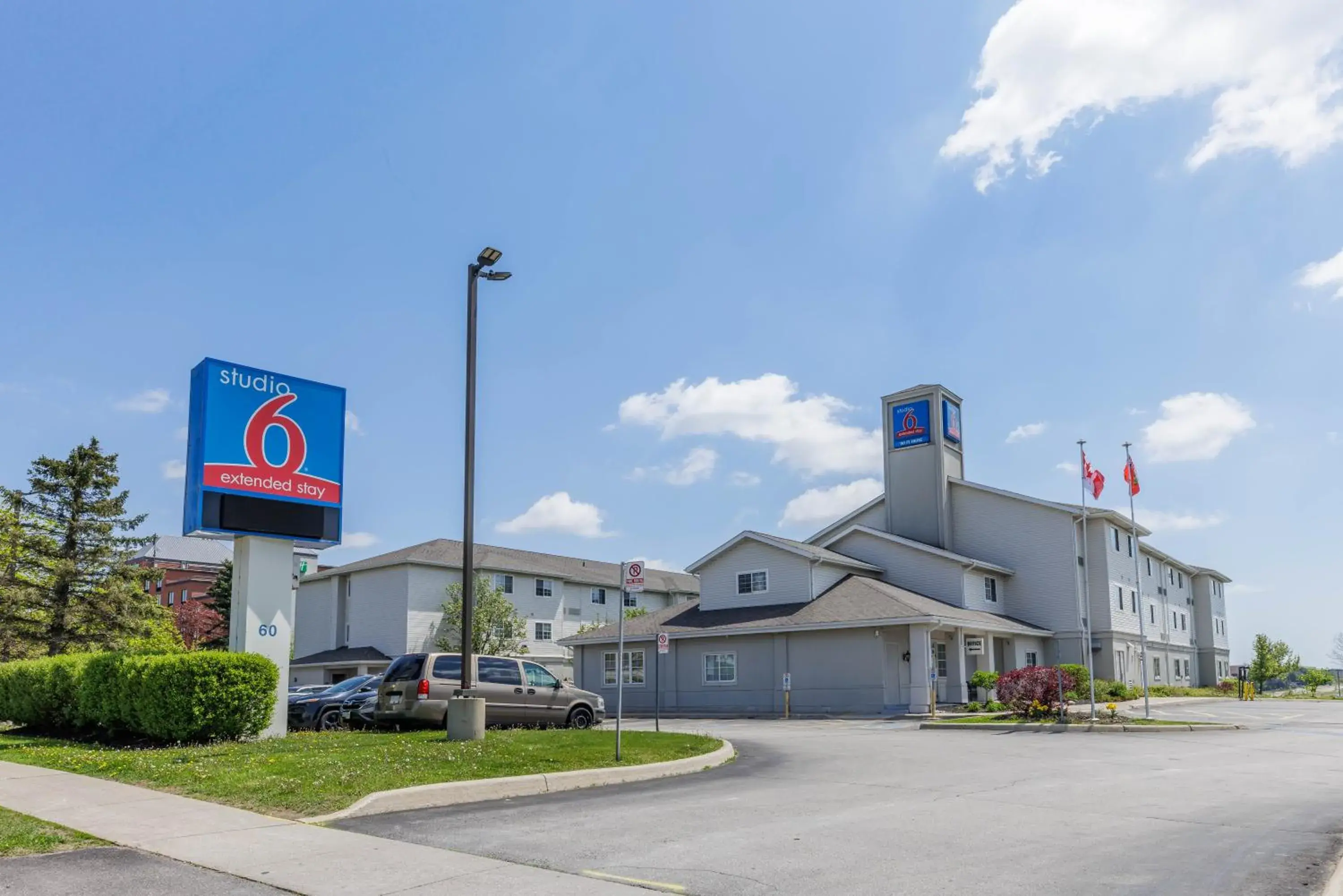 Property building in Studio 6 Toronto - Mississauga with Kitchenettes Property building in Studio 6 Toronto - Mississauga with Kitchenettes