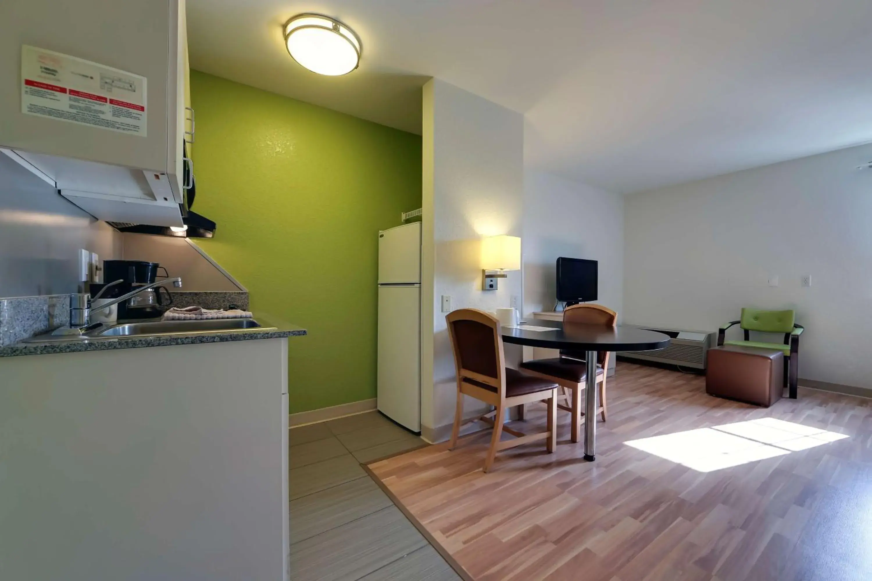 Photo of the whole room in Studio 6 Toronto - Mississauga with Kitchenettes Photo of the whole room in Studio 6 Toronto - Mississauga with Kitchenettes