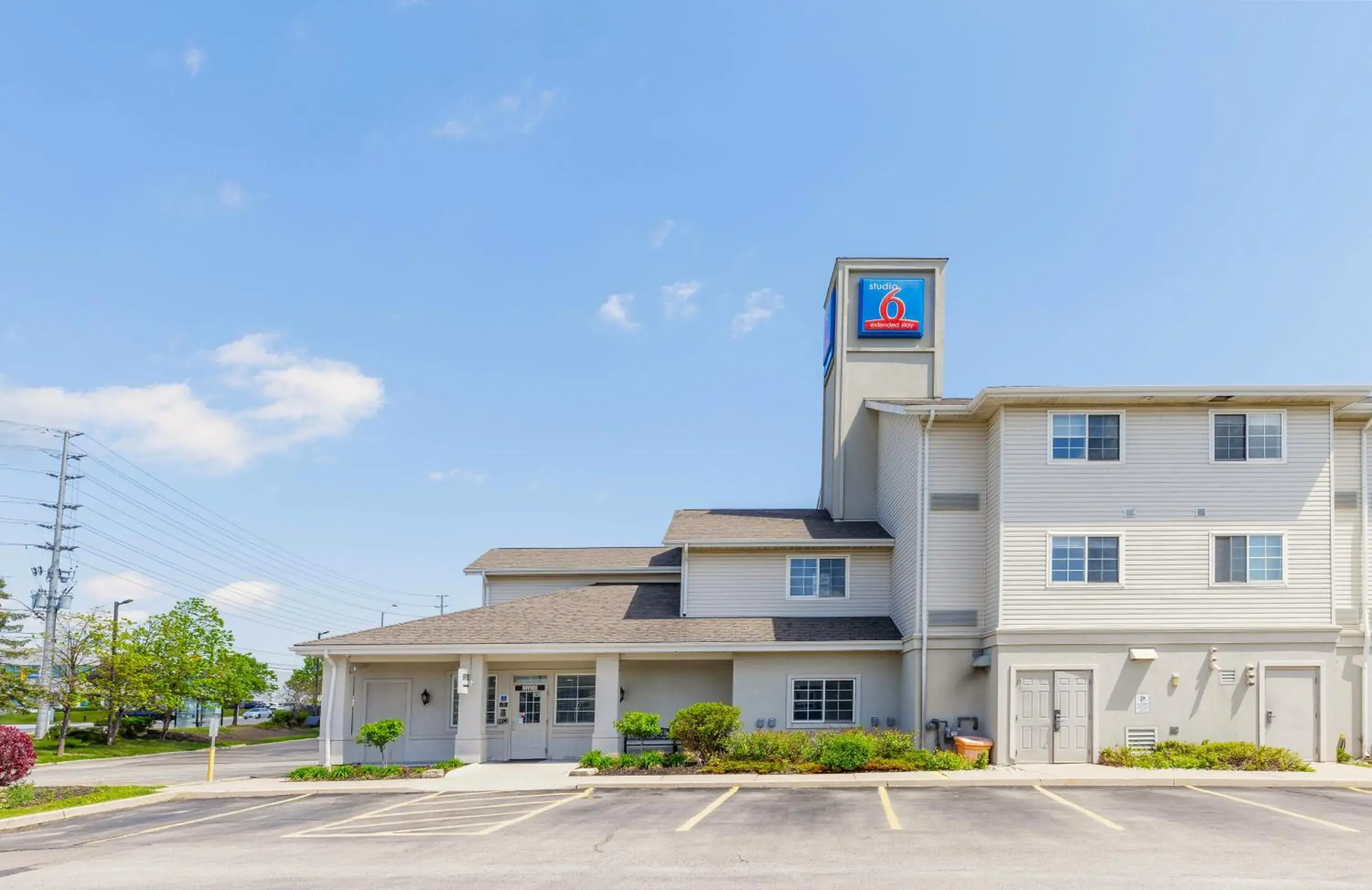 Property building in Studio 6 Toronto - Mississauga with Kitchenettes Property building in Studio 6 Toronto - Mississauga with Kitchenettes