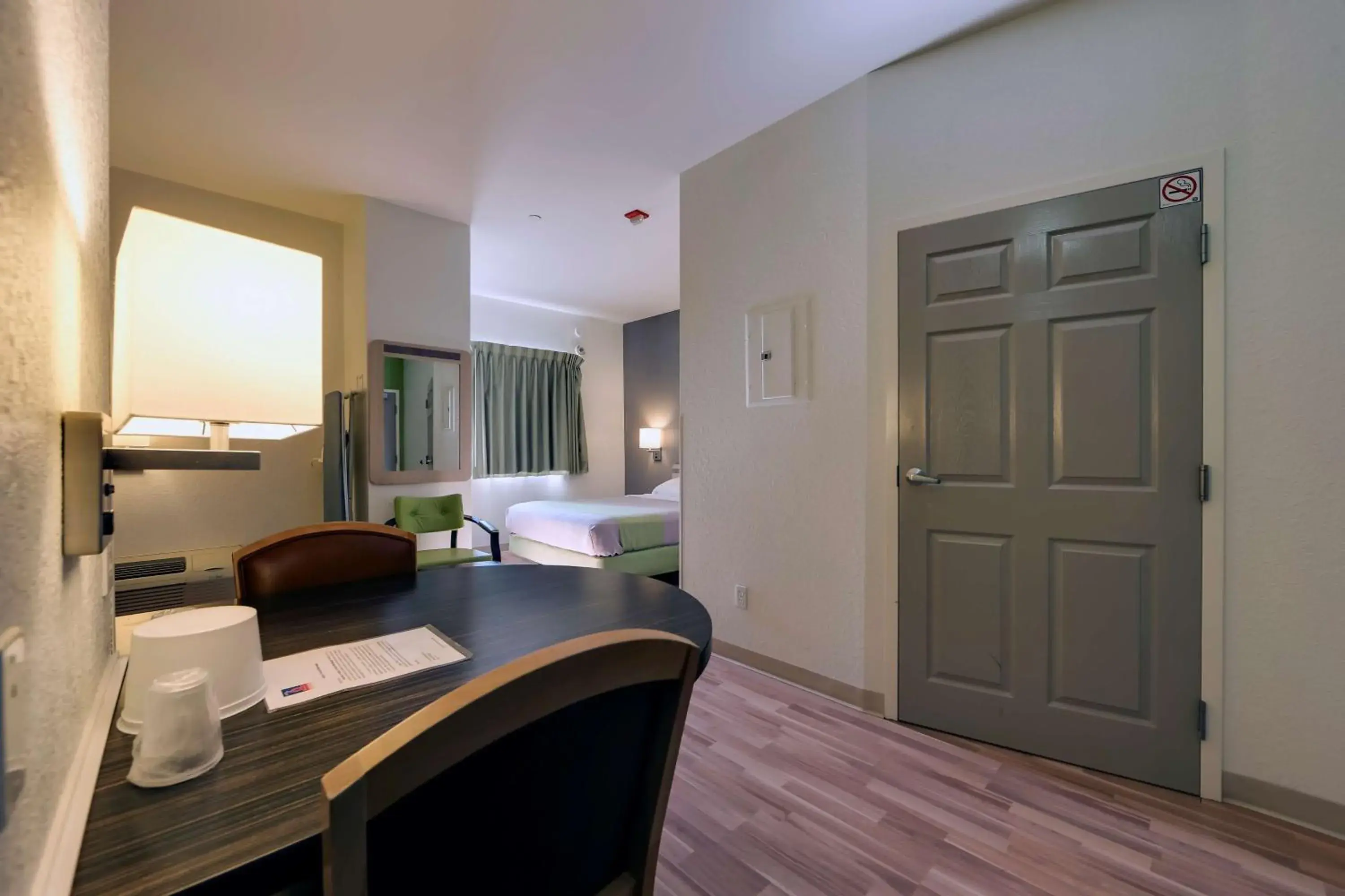 Photo of the whole room in Studio 6 Toronto - Mississauga with Kitchenettes Photo of the whole room in Studio 6 Toronto - Mississauga with Kitchenettes