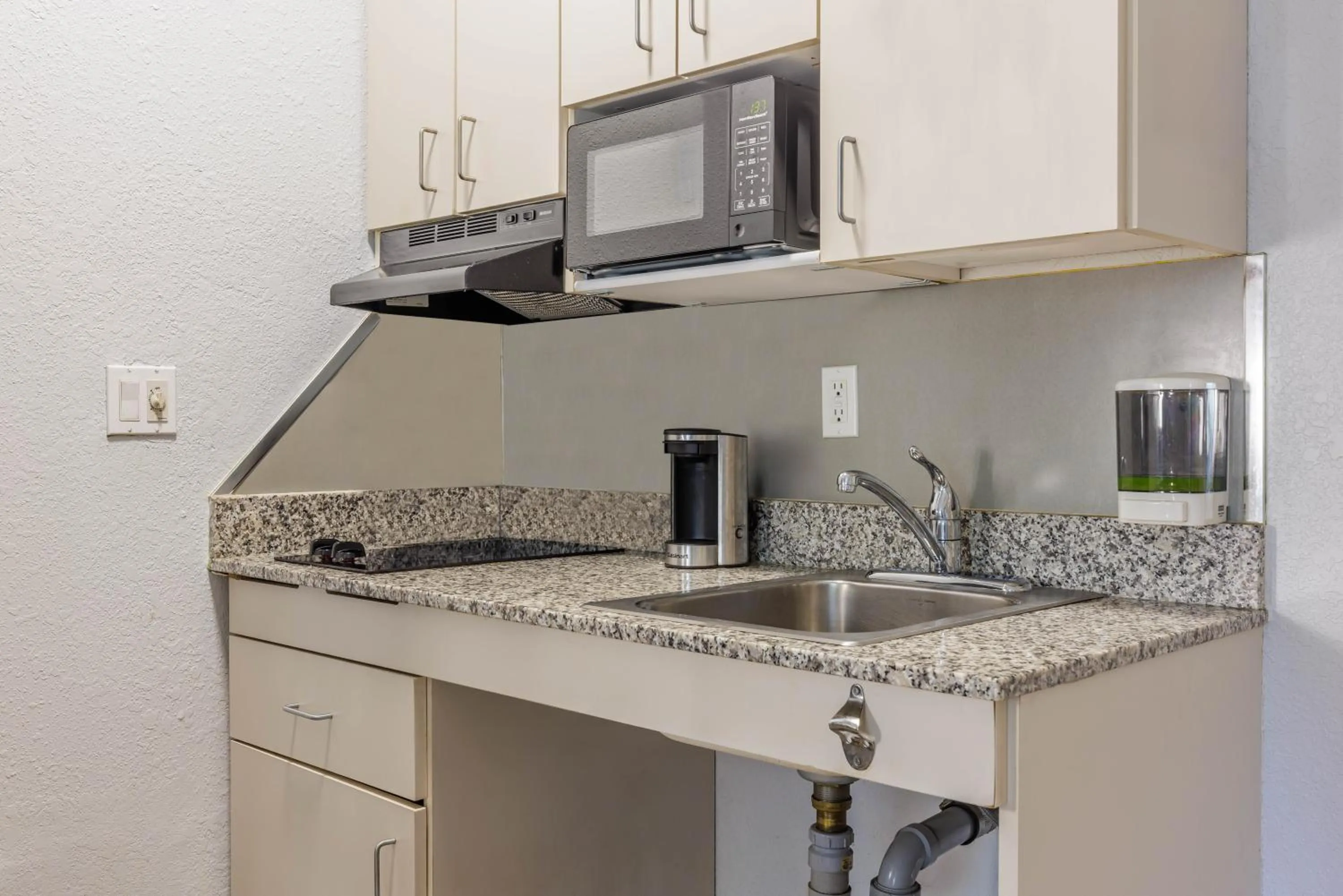 Kitchen or kitchenette in Studio 6 Toronto - Mississauga with Kitchenettes