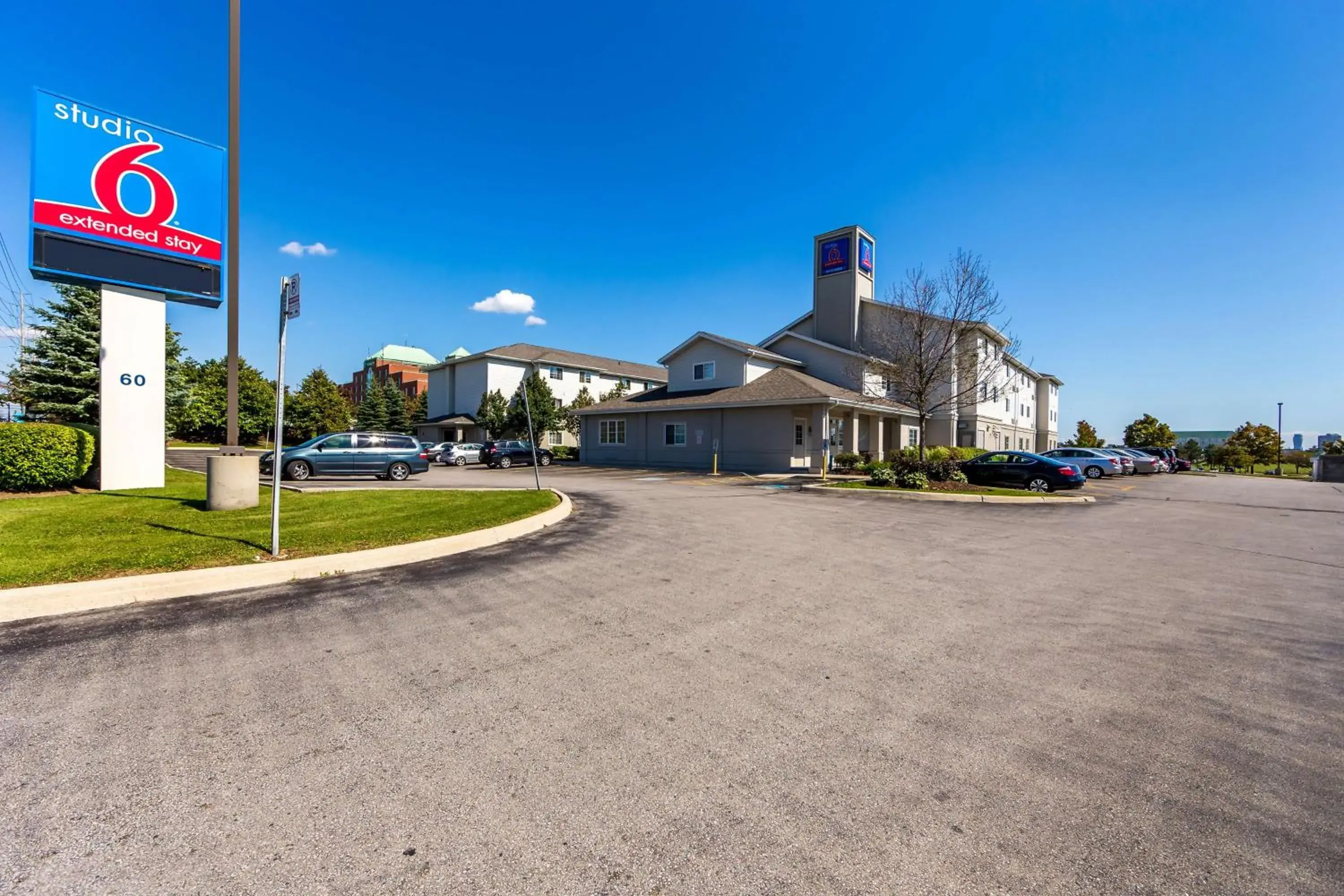 Property building in Studio 6 Toronto - Mississauga with Kitchenettes Property building in Studio 6 Toronto - Mississauga with Kitchenettes