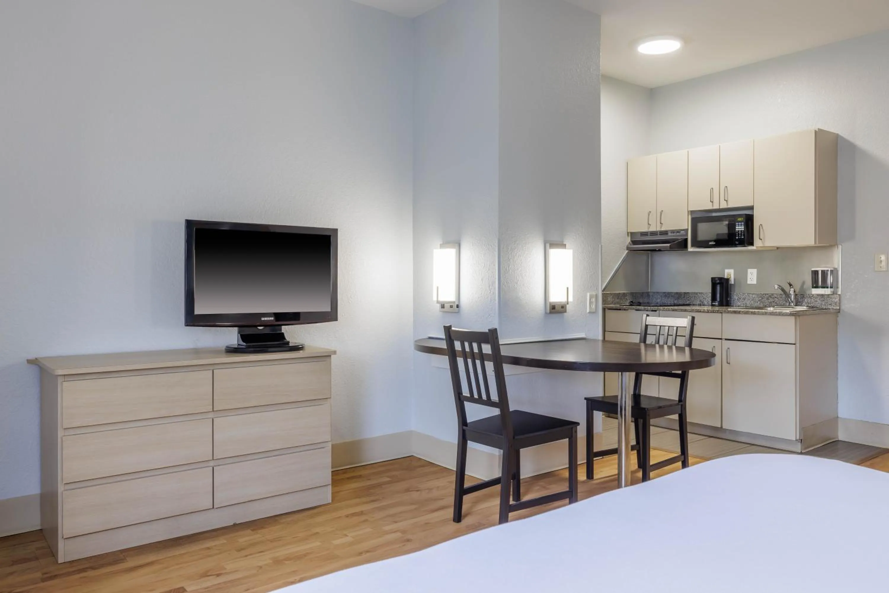 TV and multimedia in Studio 6 Toronto - Mississauga with Kitchenettes