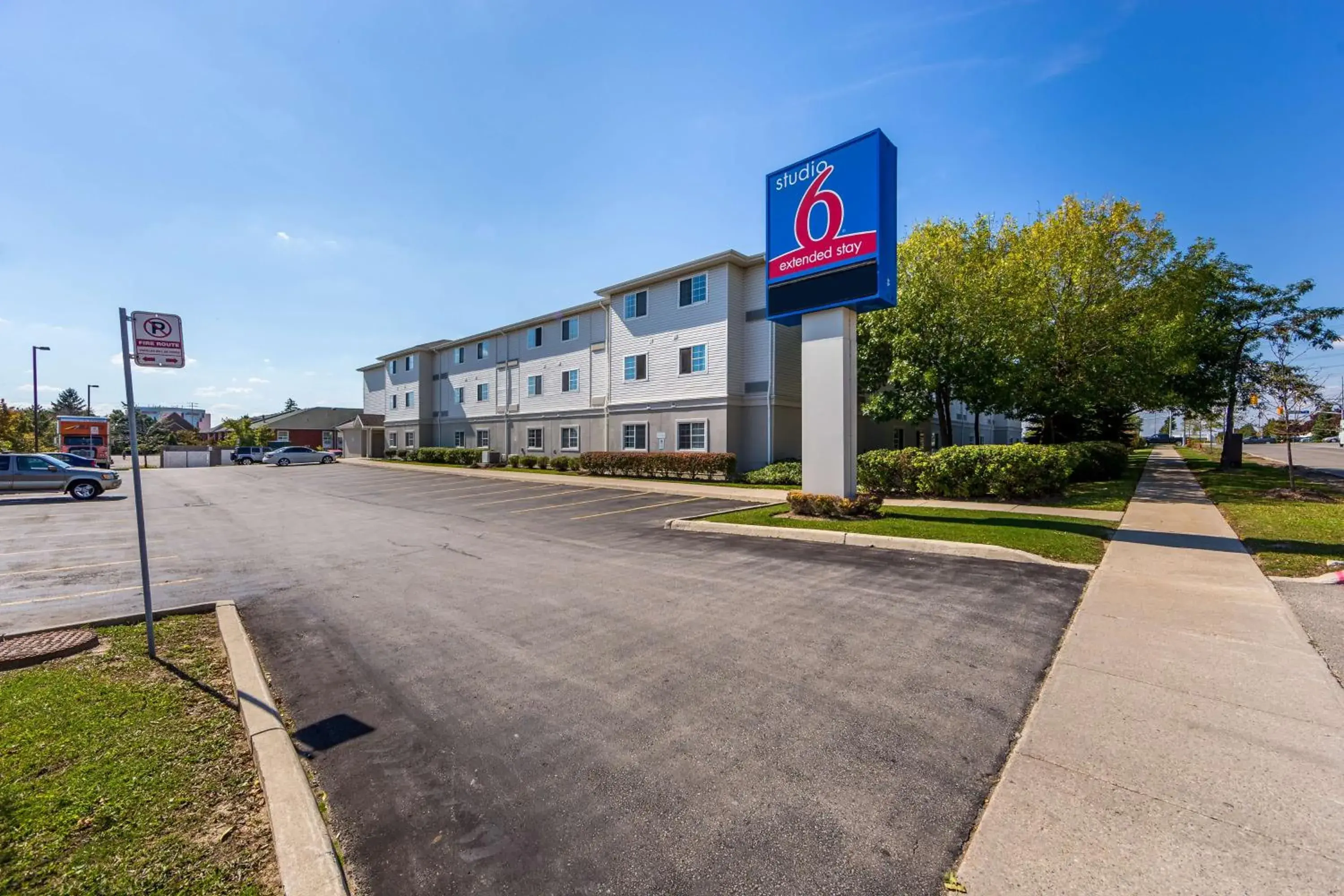 Property building in Studio 6 Toronto - Mississauga with Kitchenettes Property building in Studio 6 Toronto - Mississauga with Kitchenettes