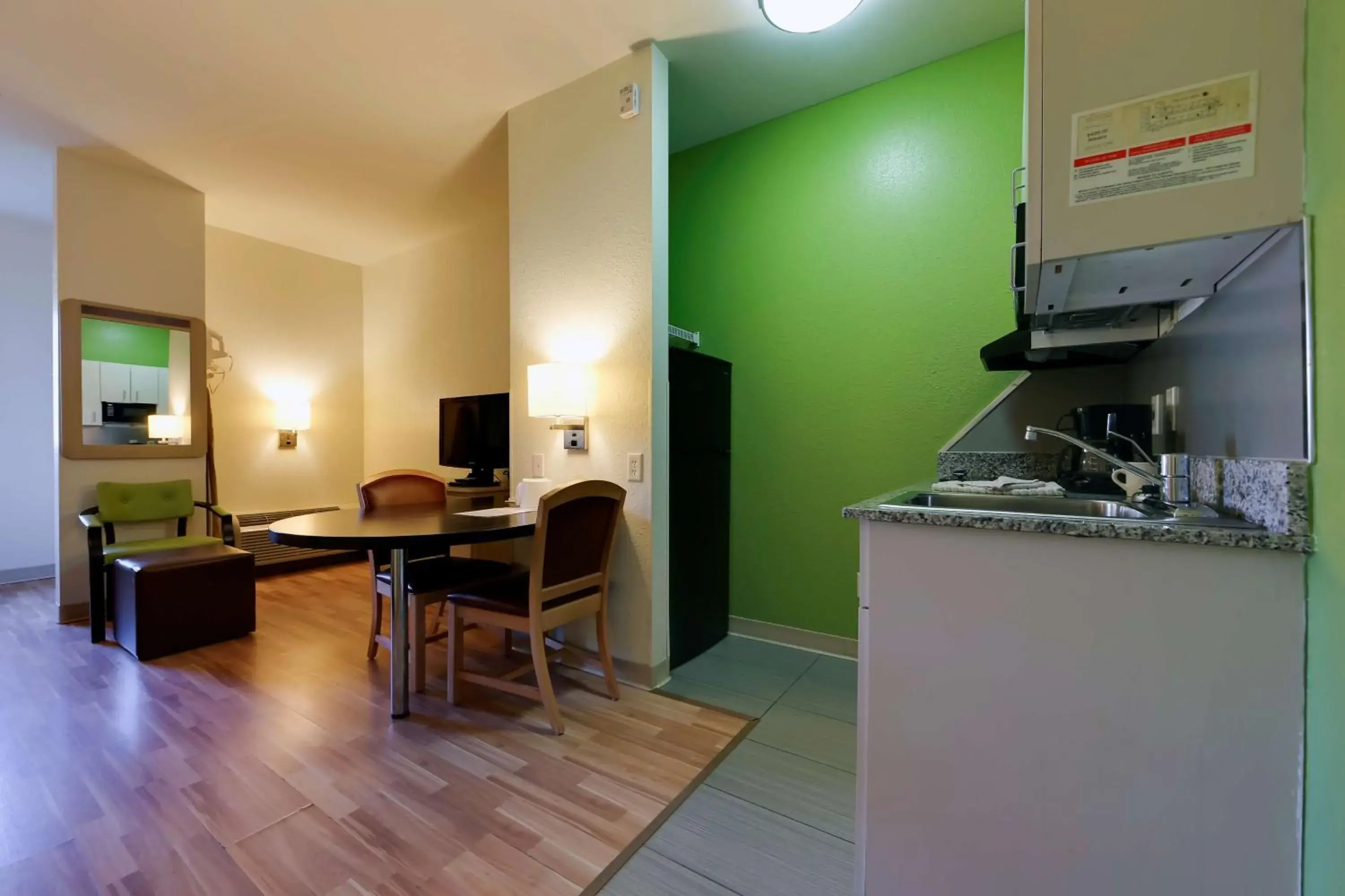 Photo of the whole room in Studio 6 Toronto - Mississauga with Kitchenettes Photo of the whole room in Studio 6 Toronto - Mississauga with Kitchenettes