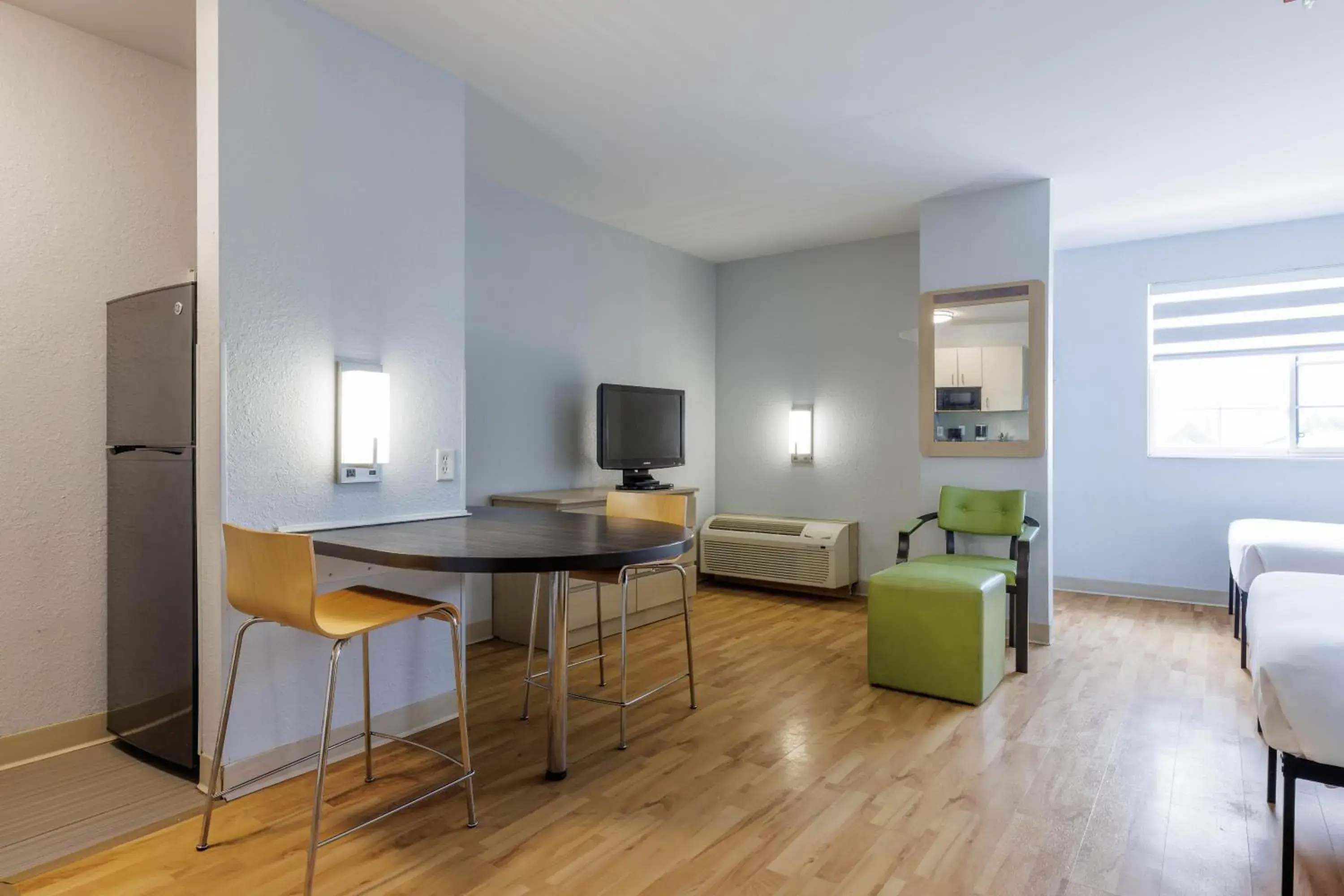 Bed in Studio 6 Toronto - Mississauga with Kitchenettes Bed in Studio 6 Toronto - Mississauga with Kitchenettes