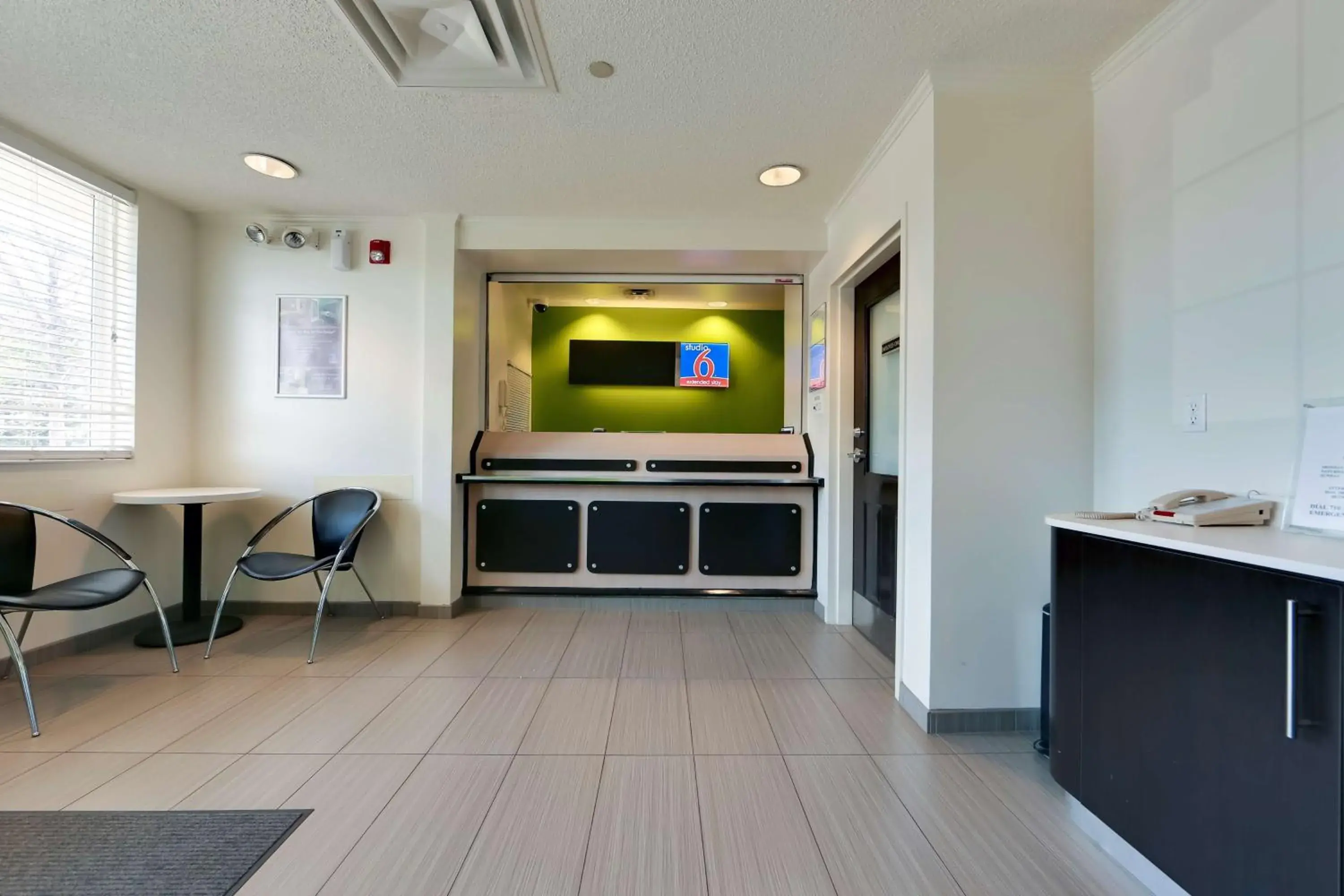 Lobby or reception in Studio 6 Toronto - Mississauga with Kitchenettes Lobby or reception in Studio 6 Toronto - Mississauga with Kitchenettes