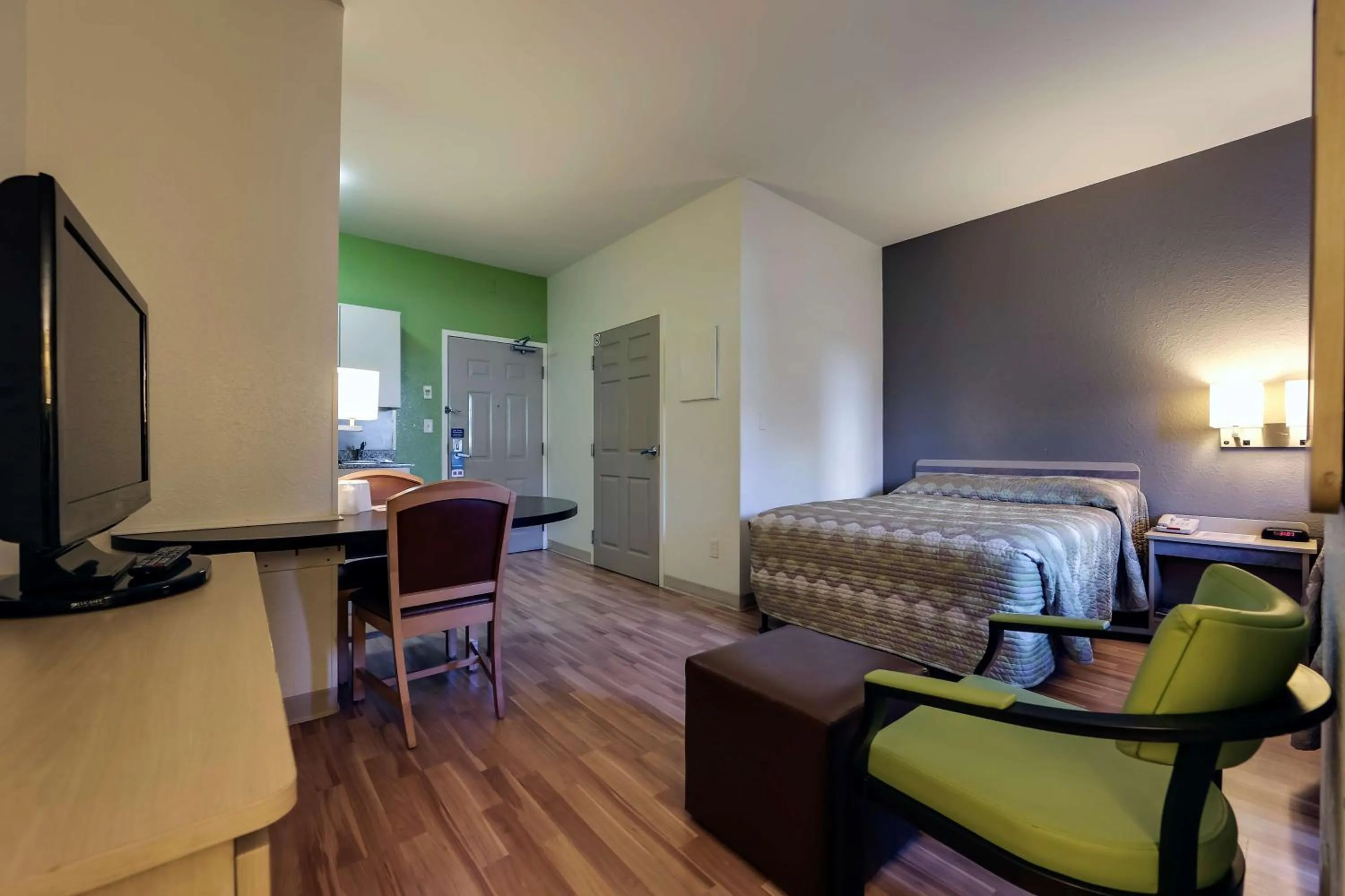 Queen Room - Non-Smoking in Studio 6 Toronto - Mississauga with Kitchenettes