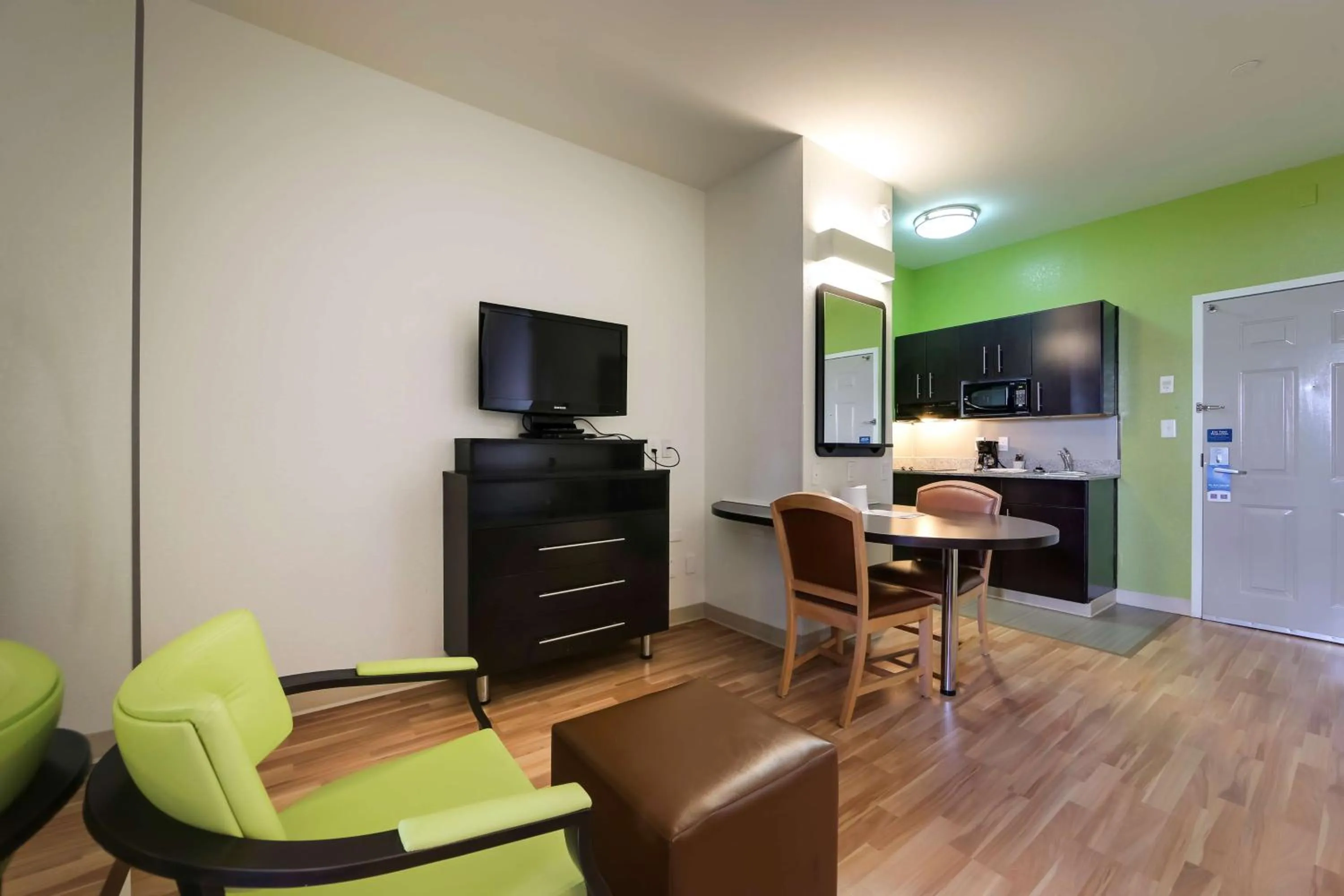 Photo of the whole room in Studio 6 Toronto - Mississauga with Kitchenettes