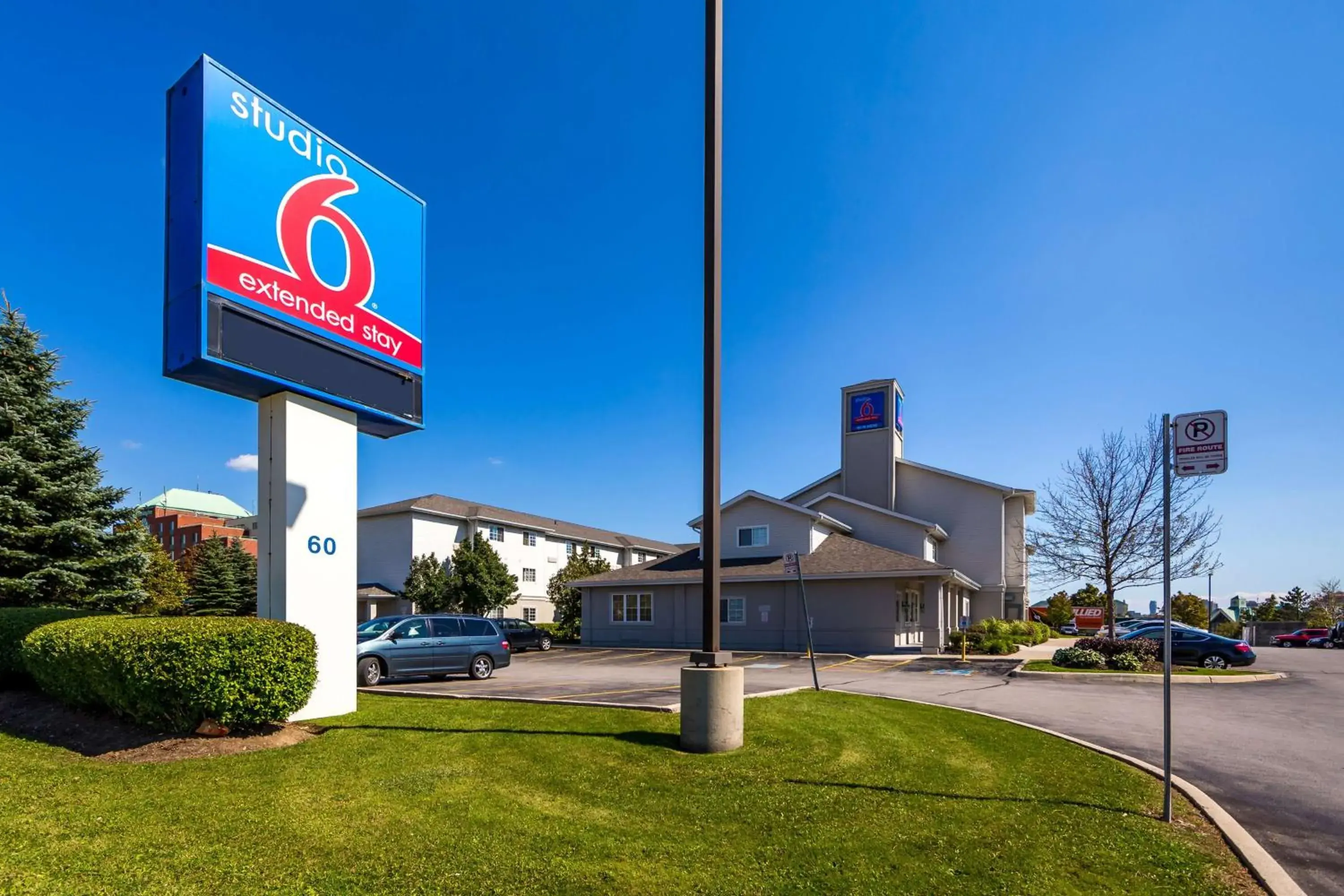 Property building in Studio 6 Toronto - Mississauga with Kitchenettes Property building in Studio 6 Toronto - Mississauga with Kitchenettes