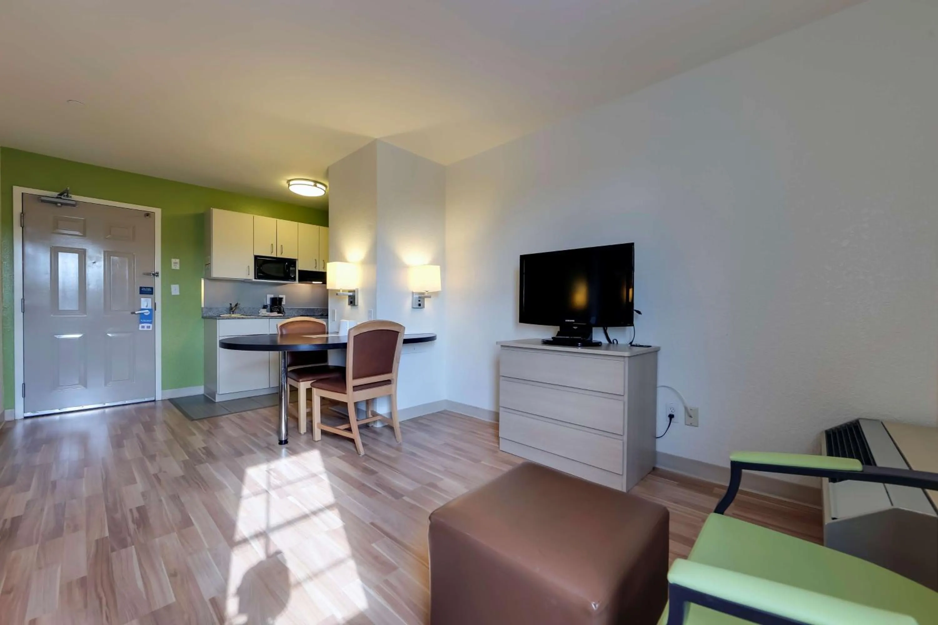 TV and multimedia in Studio 6 Toronto - Mississauga with Kitchenettes