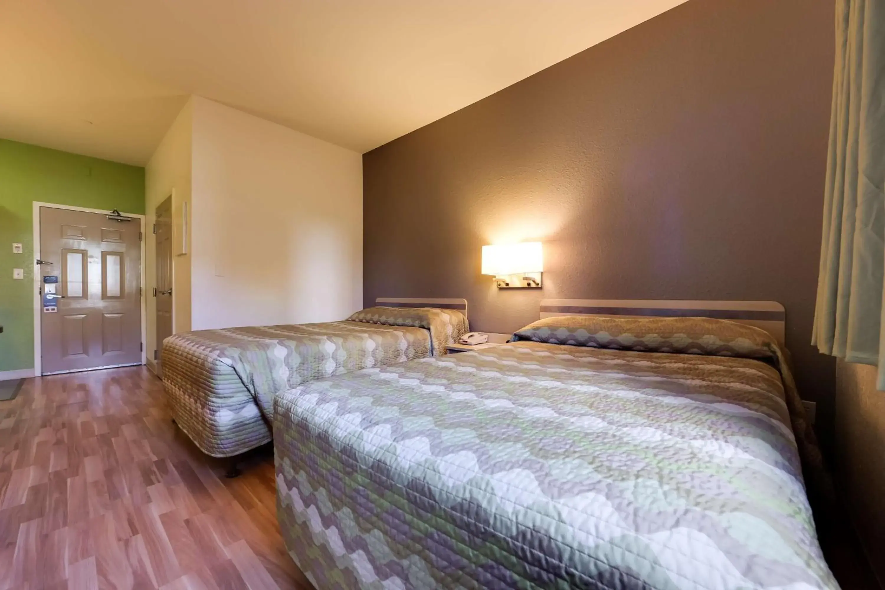 Quadruple Room - Non-Smoking in Studio 6 Toronto - Mississauga with Kitchenettes Quadruple Room - Non-Smoking in Studio 6 Toronto - Mississauga with Kitchenettes