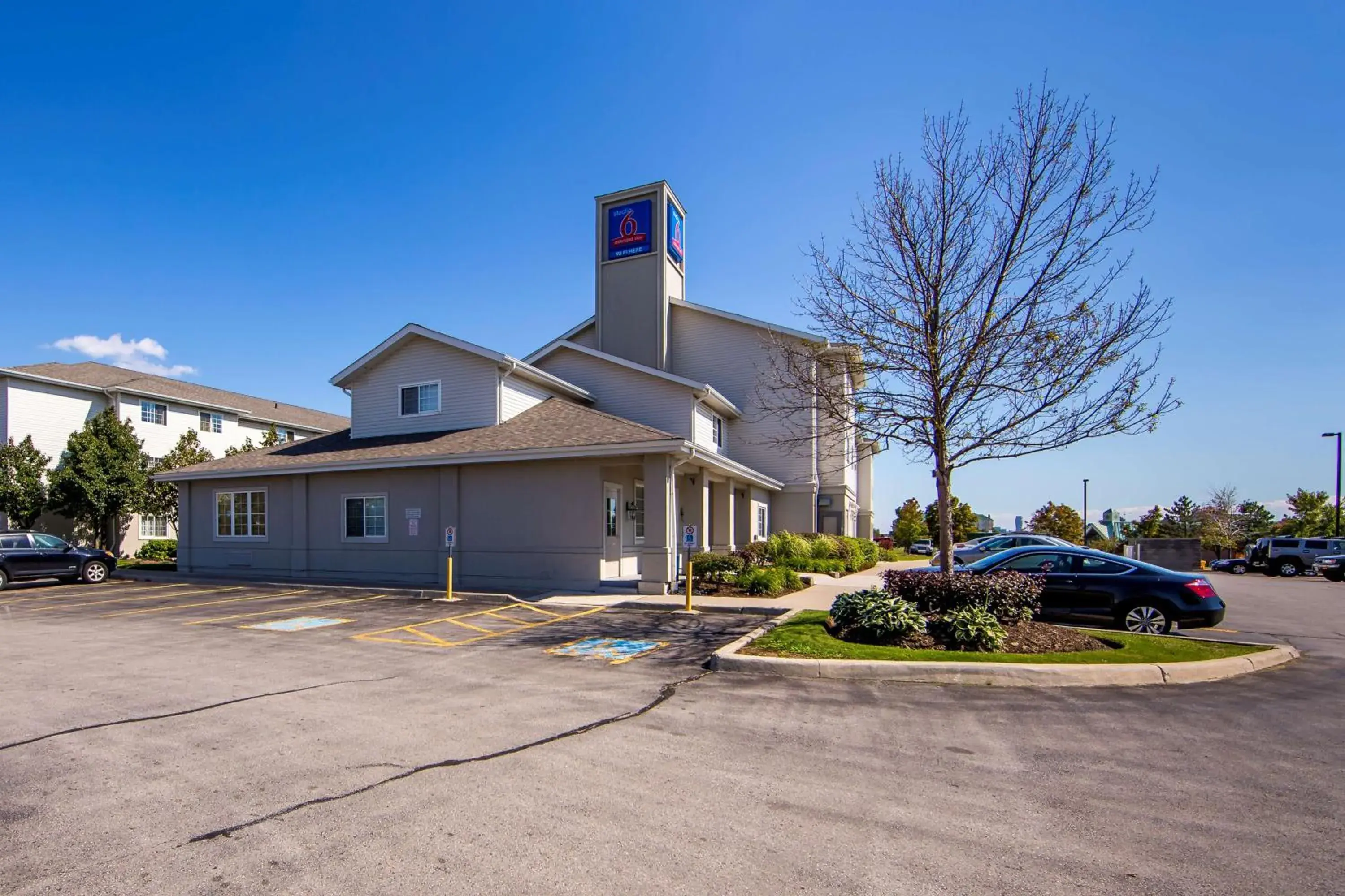 Property building in Studio 6 Toronto - Mississauga with Kitchenettes Property building in Studio 6 Toronto - Mississauga with Kitchenettes