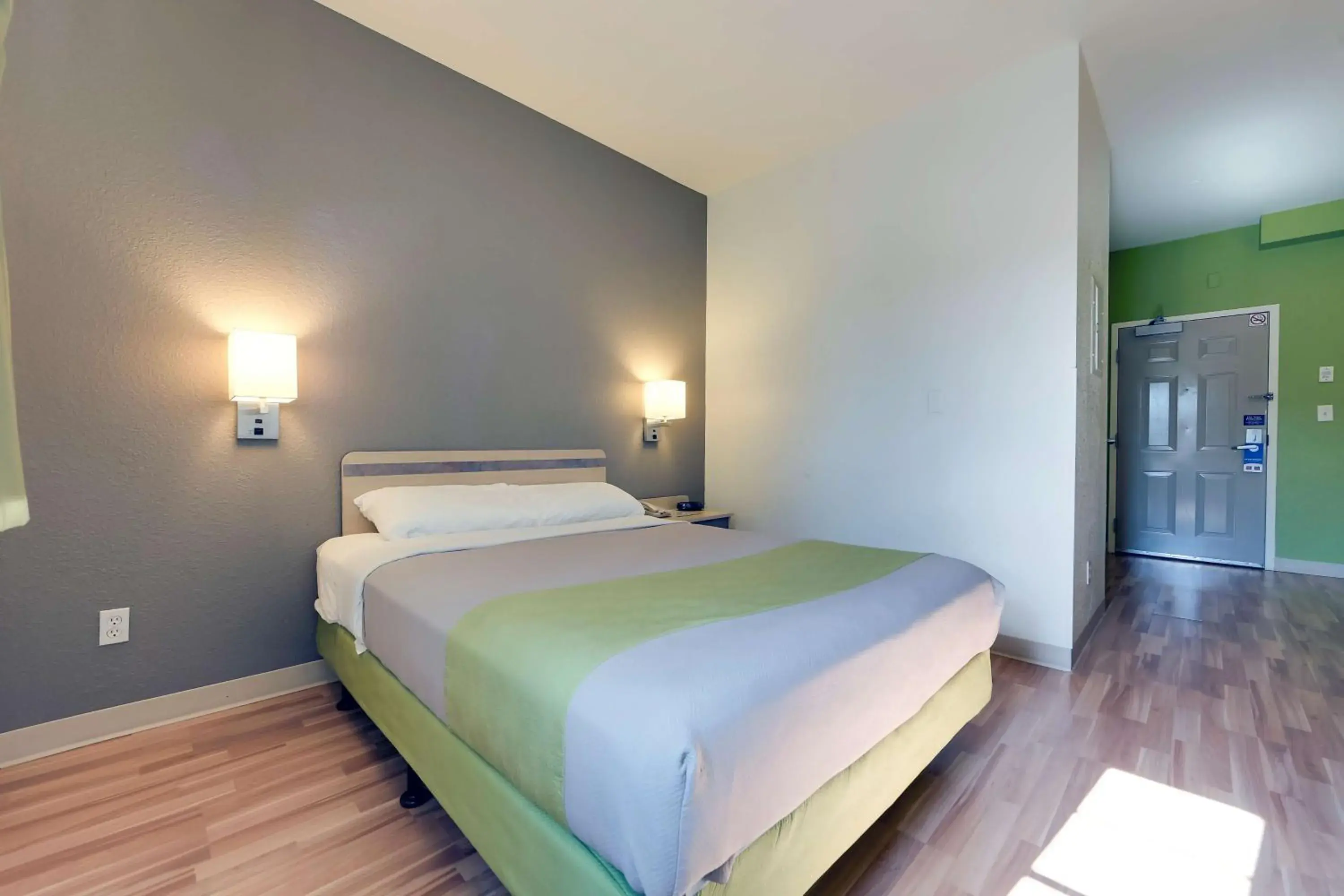 Photo of the whole room, Bed in Studio 6 Toronto - Mississauga with Kitchenettes Photo of the whole room, Bed in Studio 6 Toronto - Mississauga with Kitchenettes