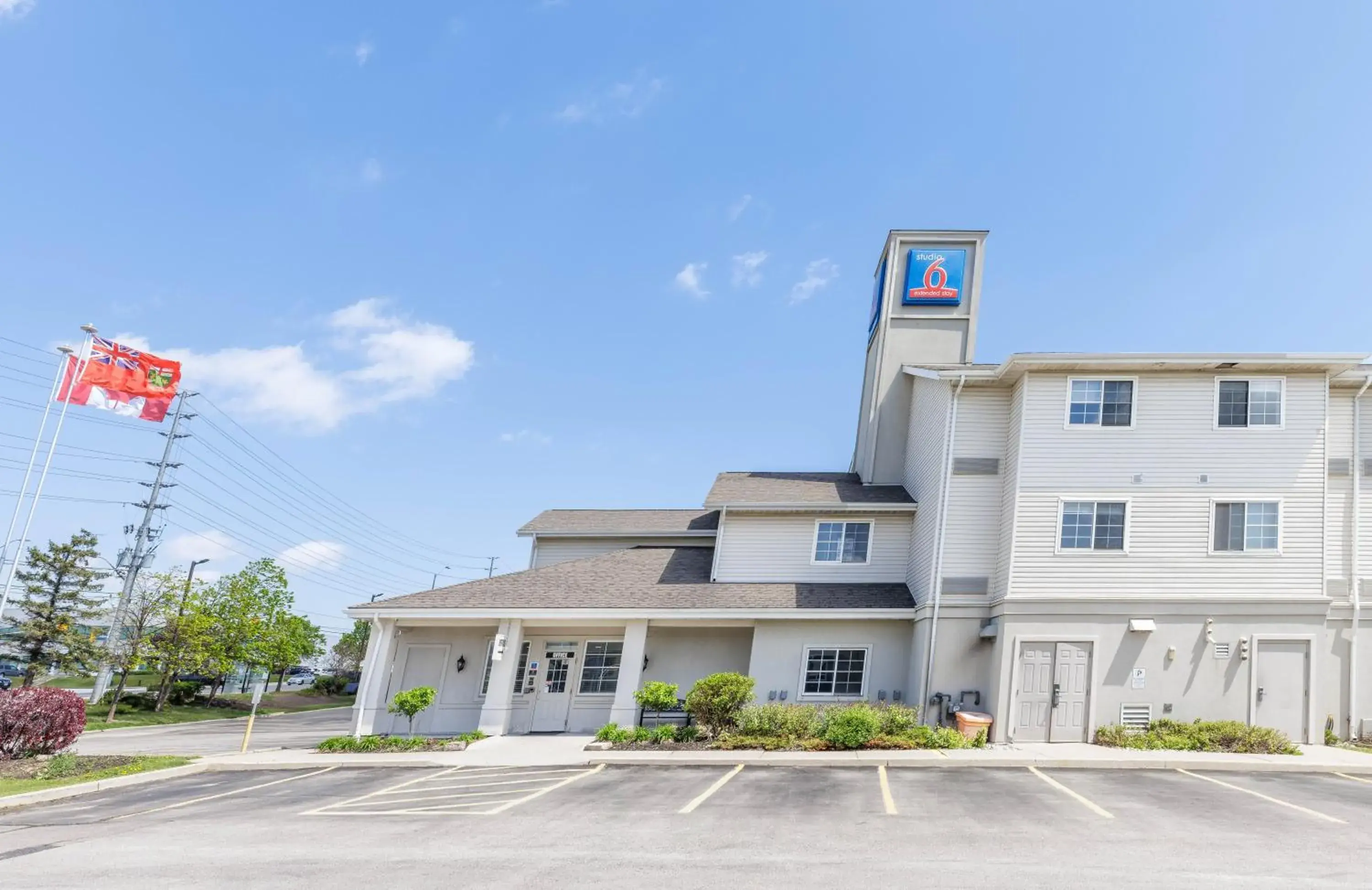 Property building in Studio 6 Toronto - Mississauga with Kitchenettes Property building in Studio 6 Toronto - Mississauga with Kitchenettes