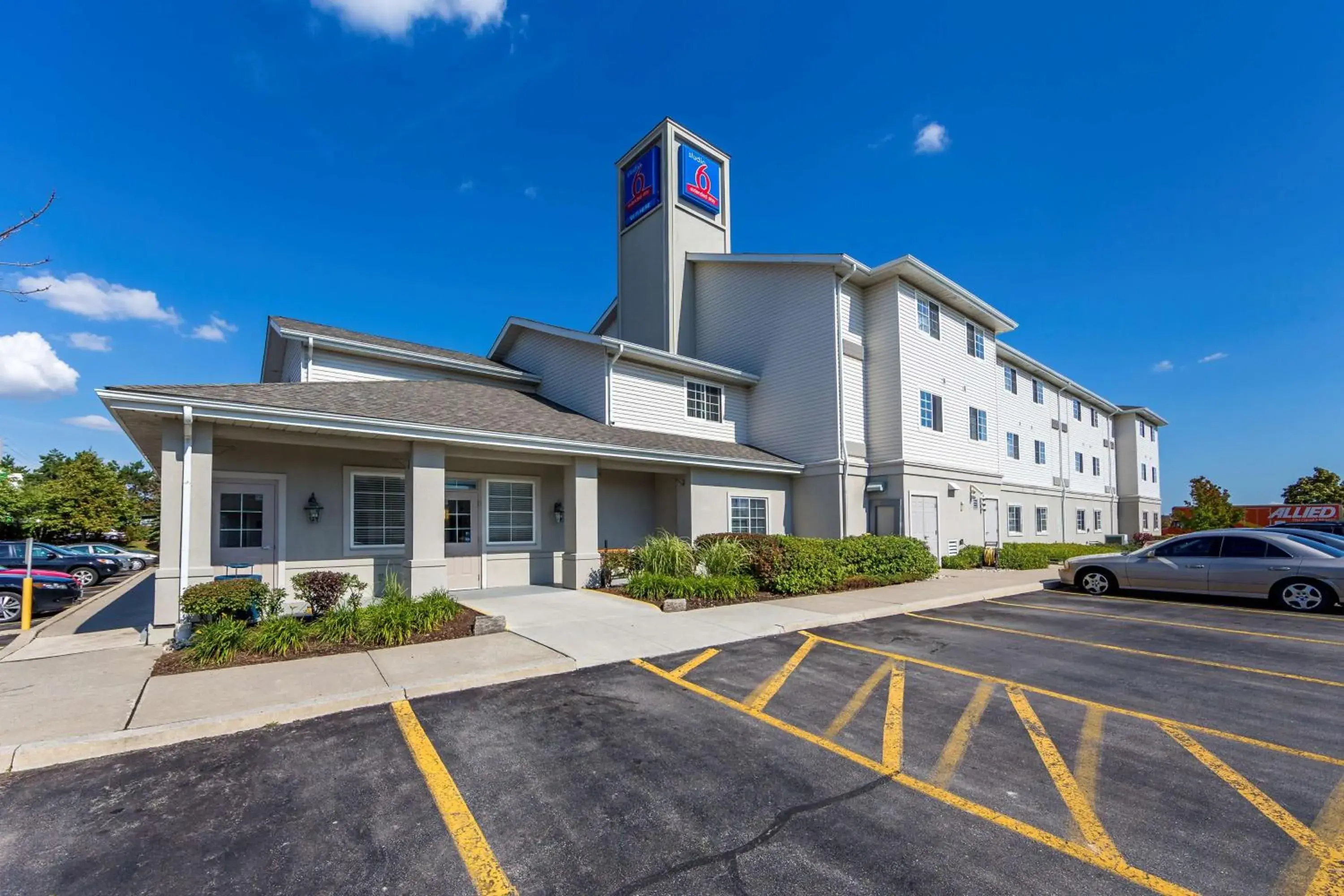 Property building in Studio 6 Toronto - Mississauga with Kitchenettes Property building in Studio 6 Toronto - Mississauga with Kitchenettes