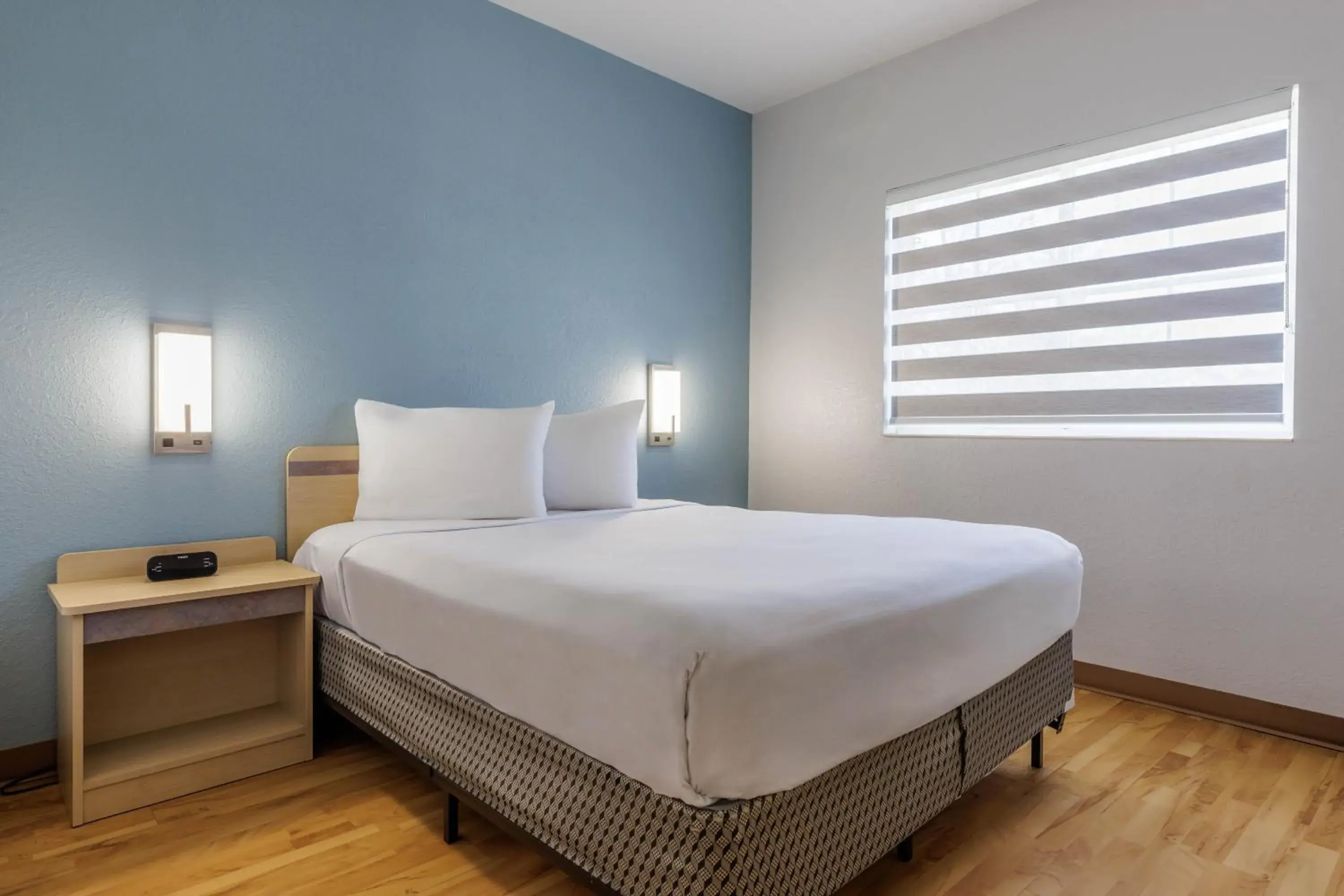 Bed in Studio 6 Toronto - Mississauga with Kitchenettes Bed in Studio 6 Toronto - Mississauga with Kitchenettes