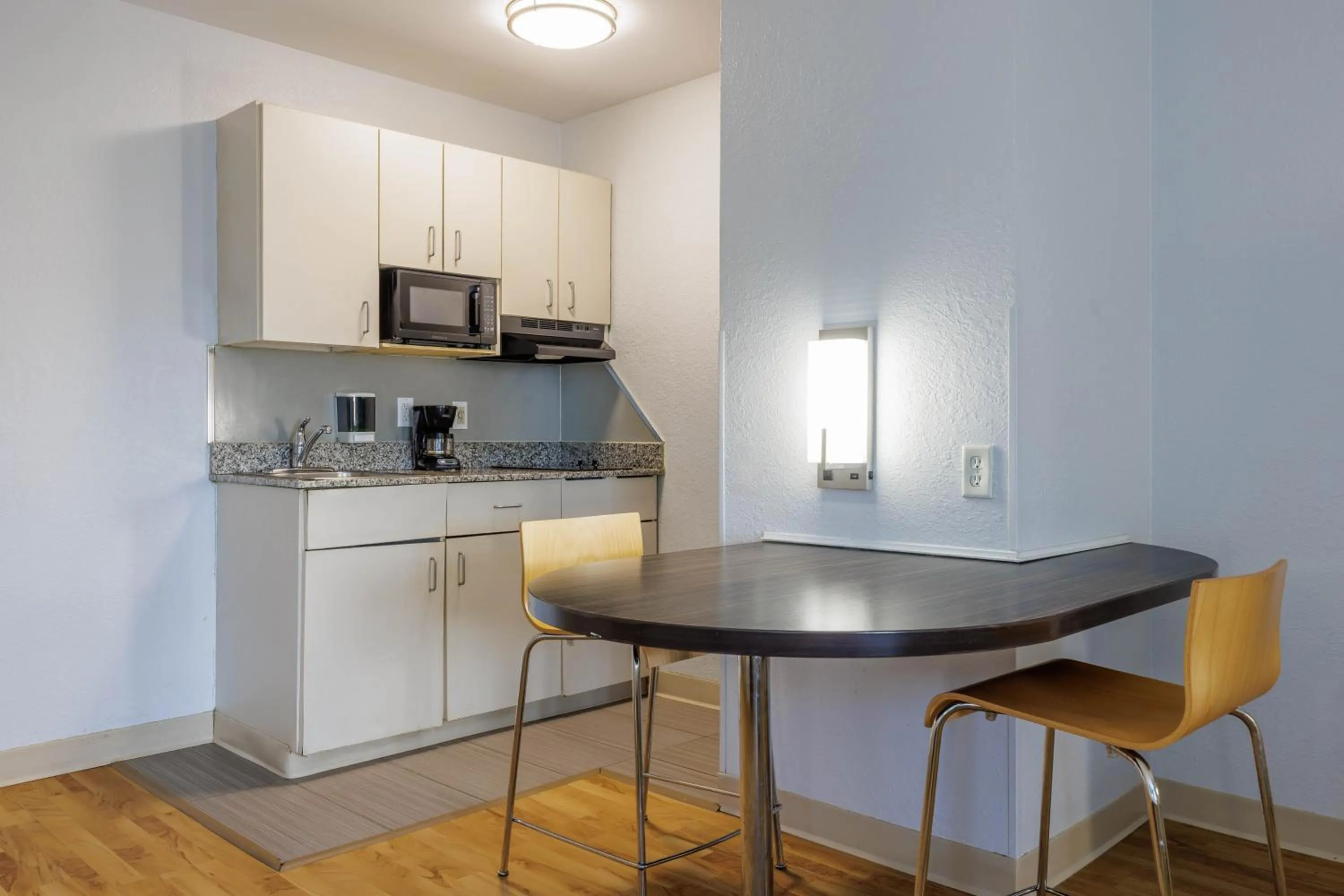 Kitchen or kitchenette in Studio 6 Toronto - Mississauga with Kitchenettes