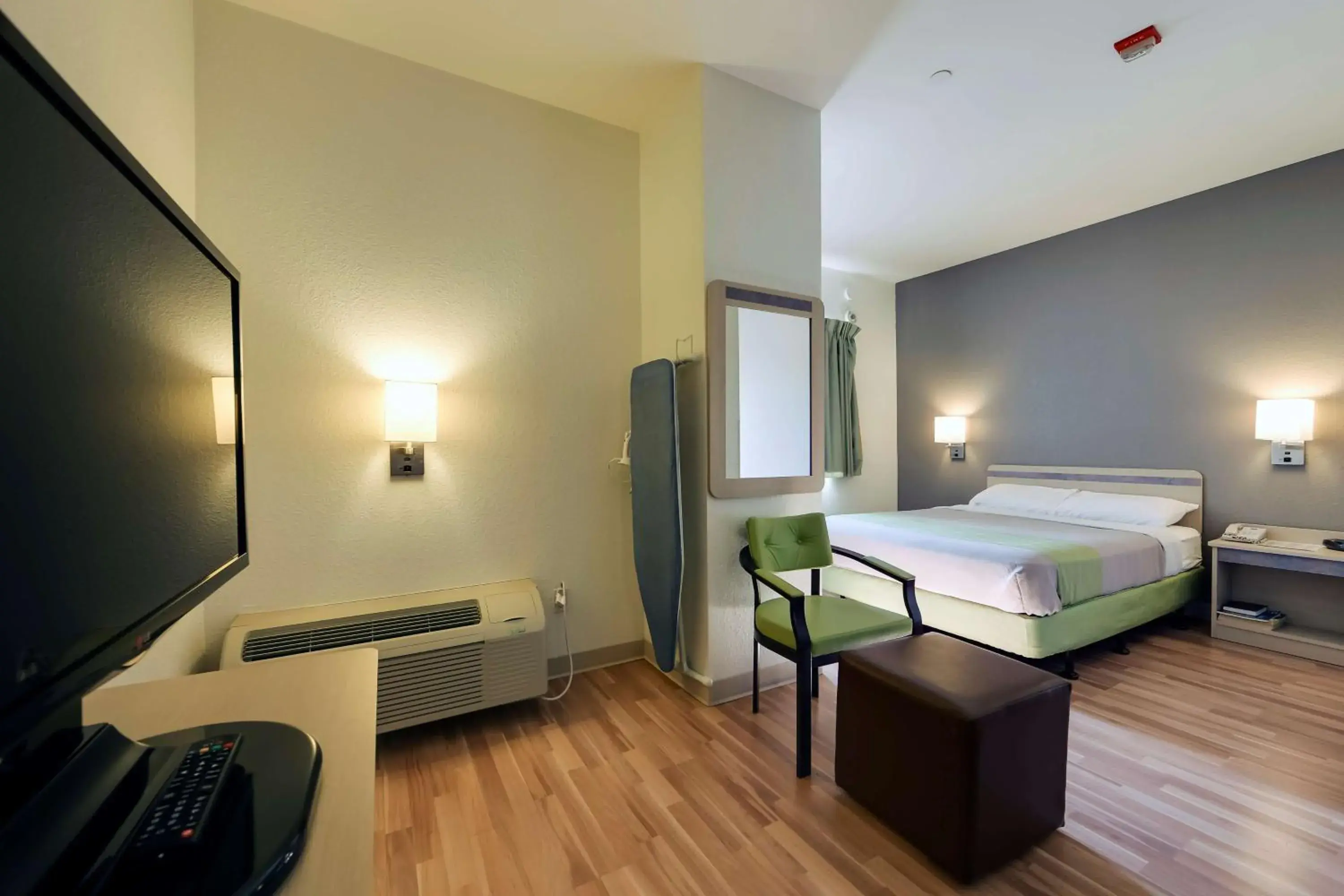 Photo of the whole room, Bed in Studio 6 Toronto - Mississauga with Kitchenettes Photo of the whole room, Bed in Studio 6 Toronto - Mississauga with Kitchenettes