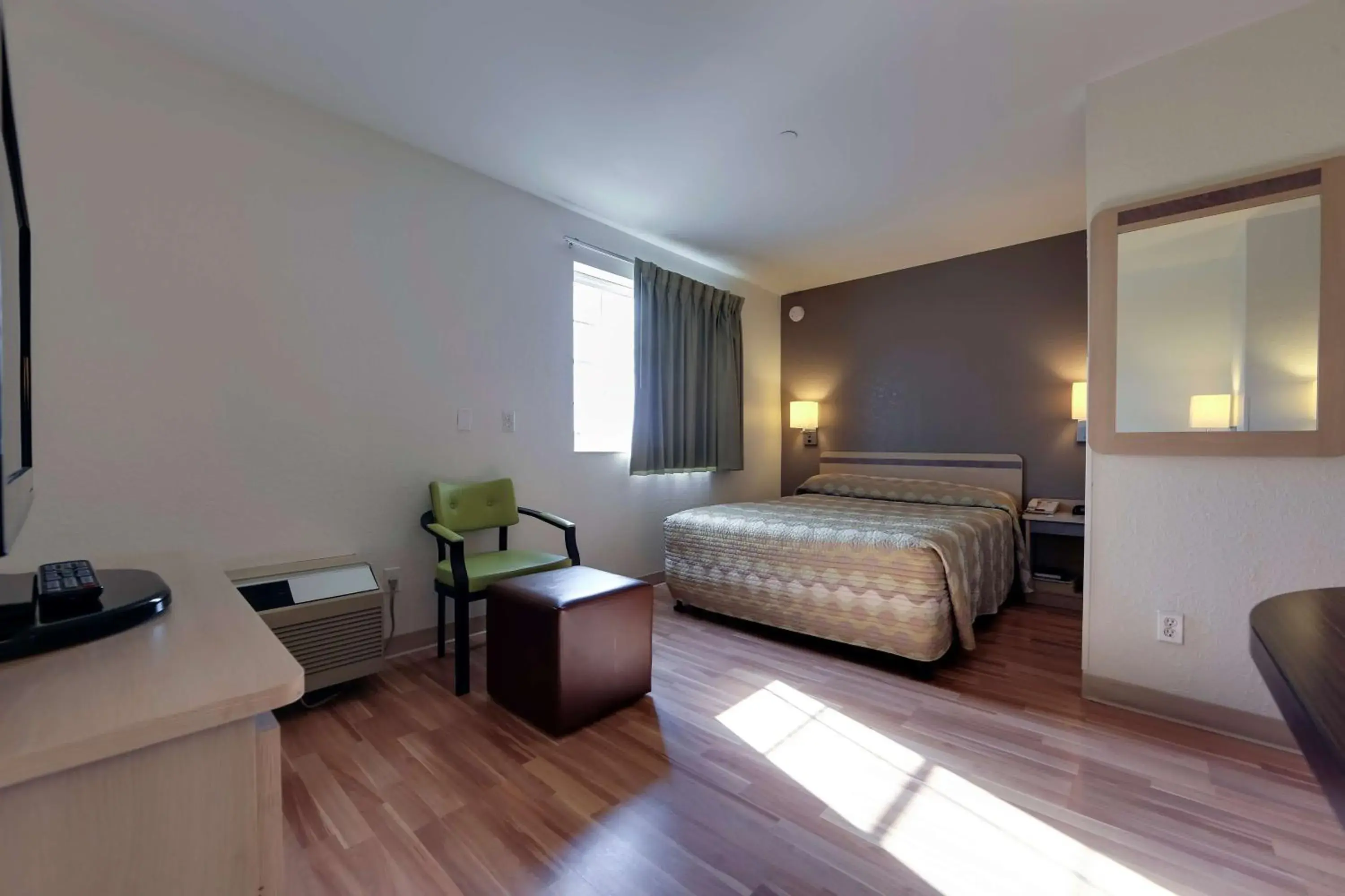 Photo of the whole room, Bed in Studio 6 Toronto - Mississauga with Kitchenettes Photo of the whole room, Bed in Studio 6 Toronto - Mississauga with Kitchenettes