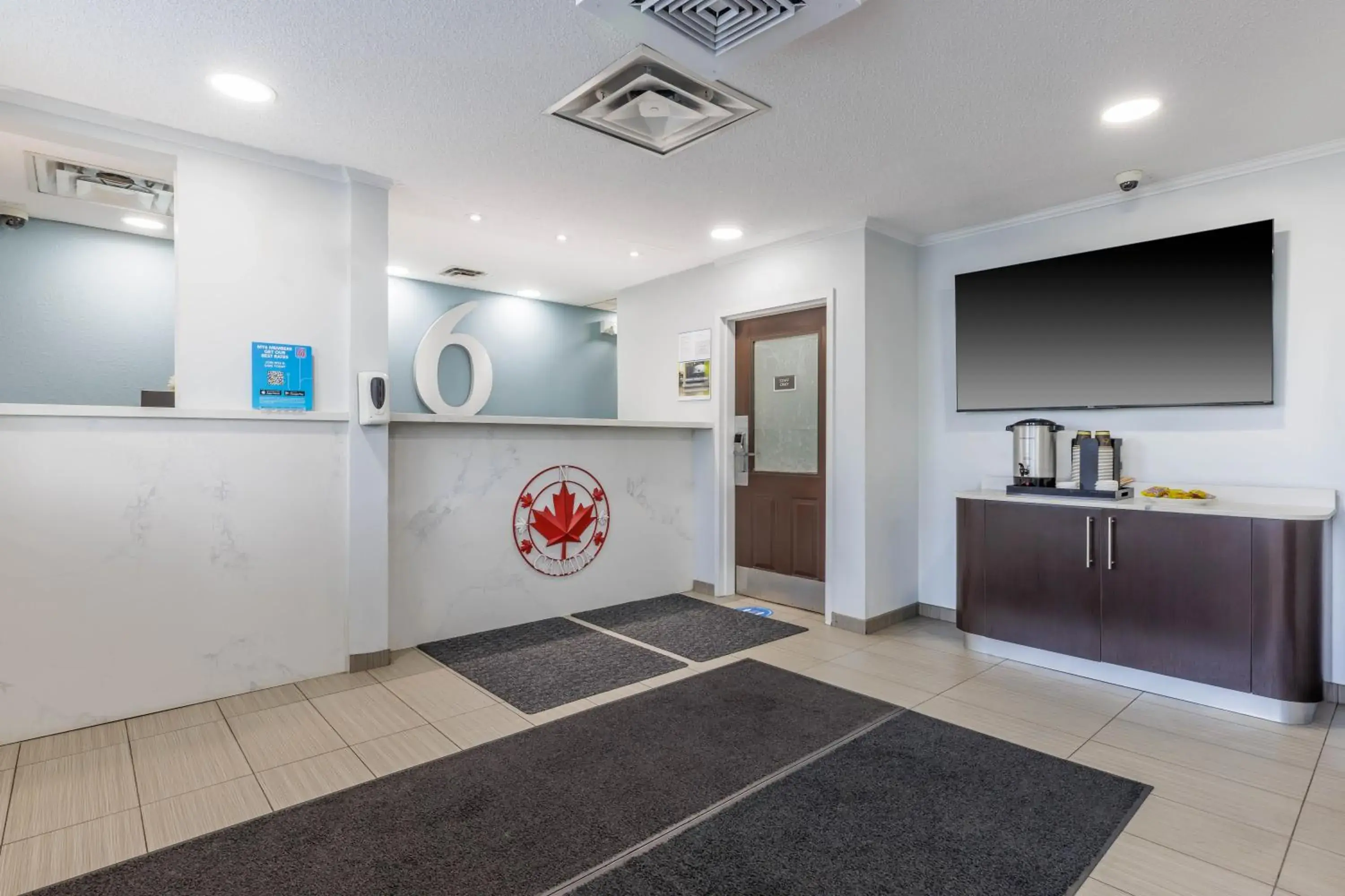 Lobby or reception in Studio 6 Toronto - Mississauga with Kitchenettes Lobby or reception in Studio 6 Toronto - Mississauga with Kitchenettes