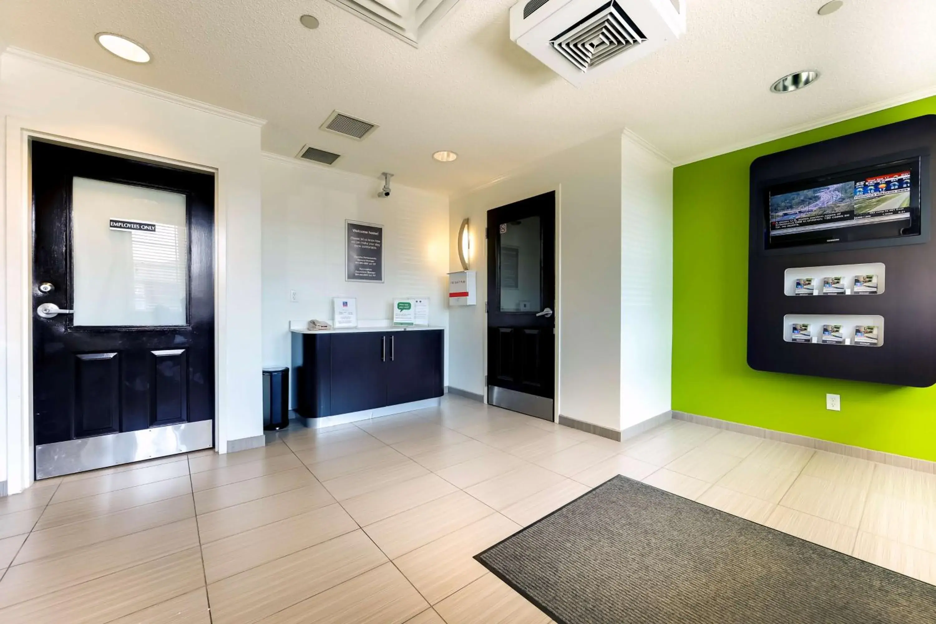 Lobby or reception in Studio 6 Toronto - Mississauga with Kitchenettes Lobby or reception in Studio 6 Toronto - Mississauga with Kitchenettes