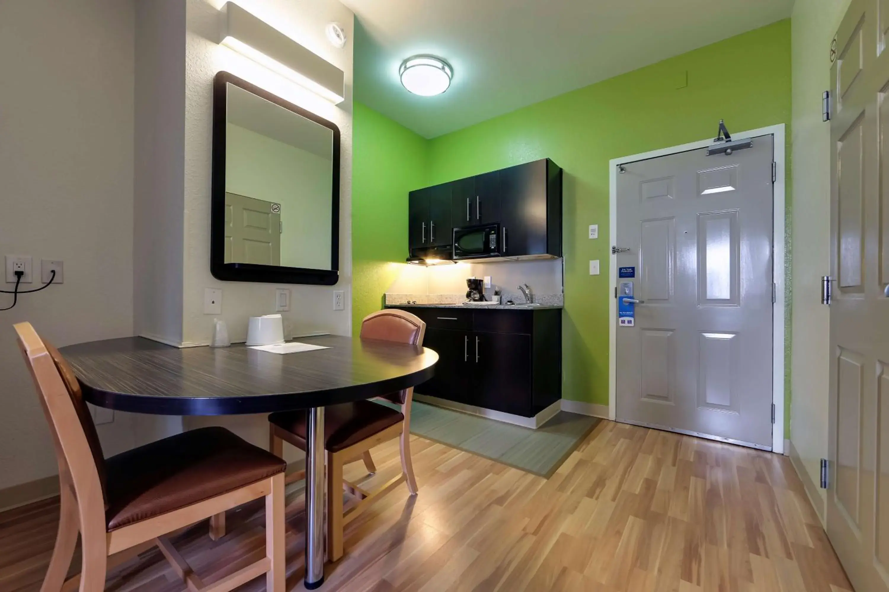 Photo of the whole room in Studio 6 Toronto - Mississauga with Kitchenettes Photo of the whole room in Studio 6 Toronto - Mississauga with Kitchenettes