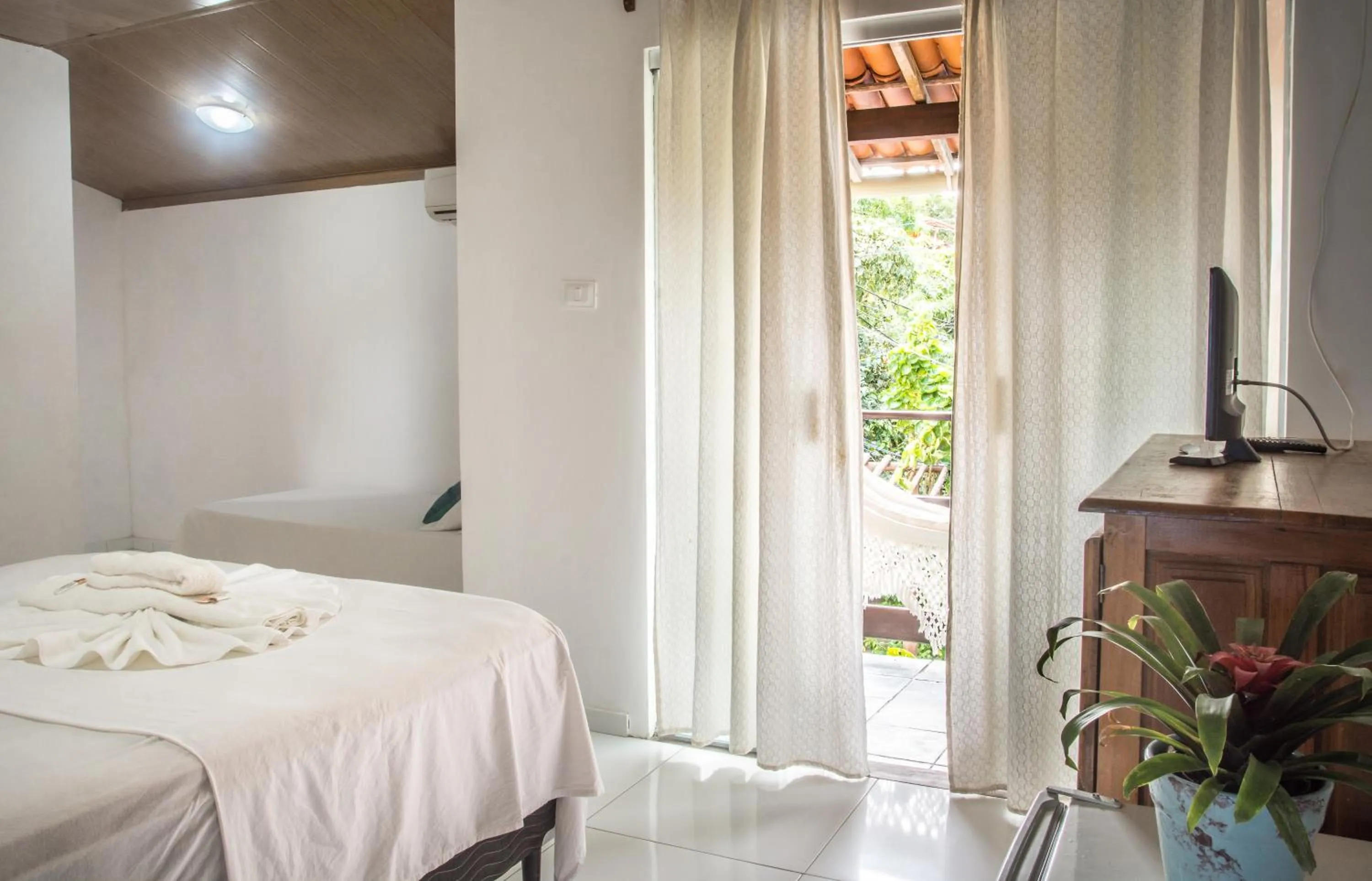 Balcony/Terrace, Bed in Pousada Grauçá