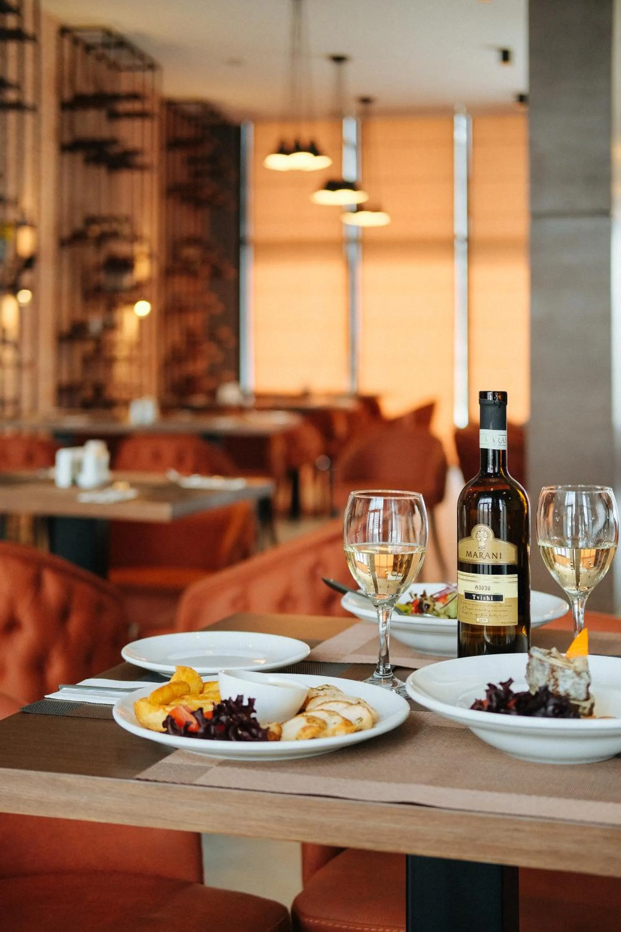 Restaurant/places to eat in White Sails Residential Hotel