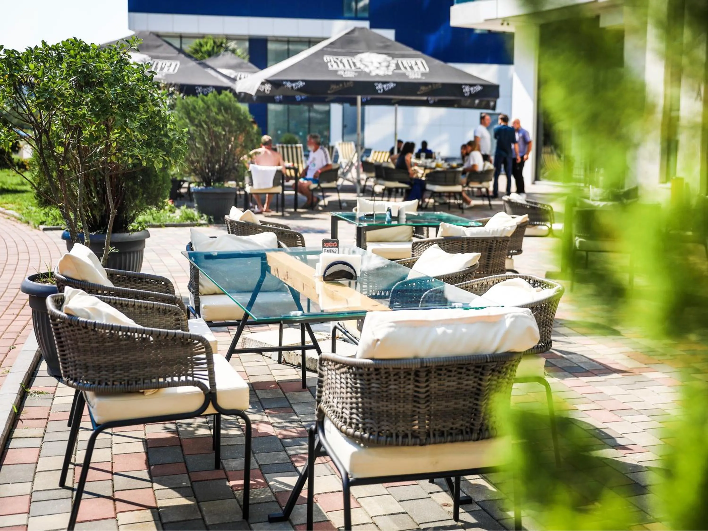 Restaurant/places to eat in White Sails Residential Hotel