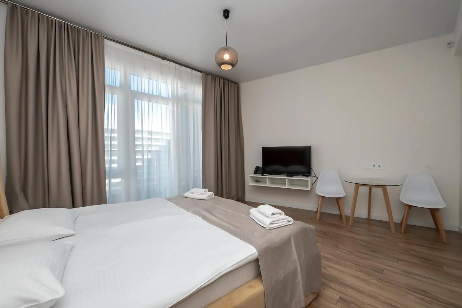 Queen Room with Balcony in White Sails Residential Hotel