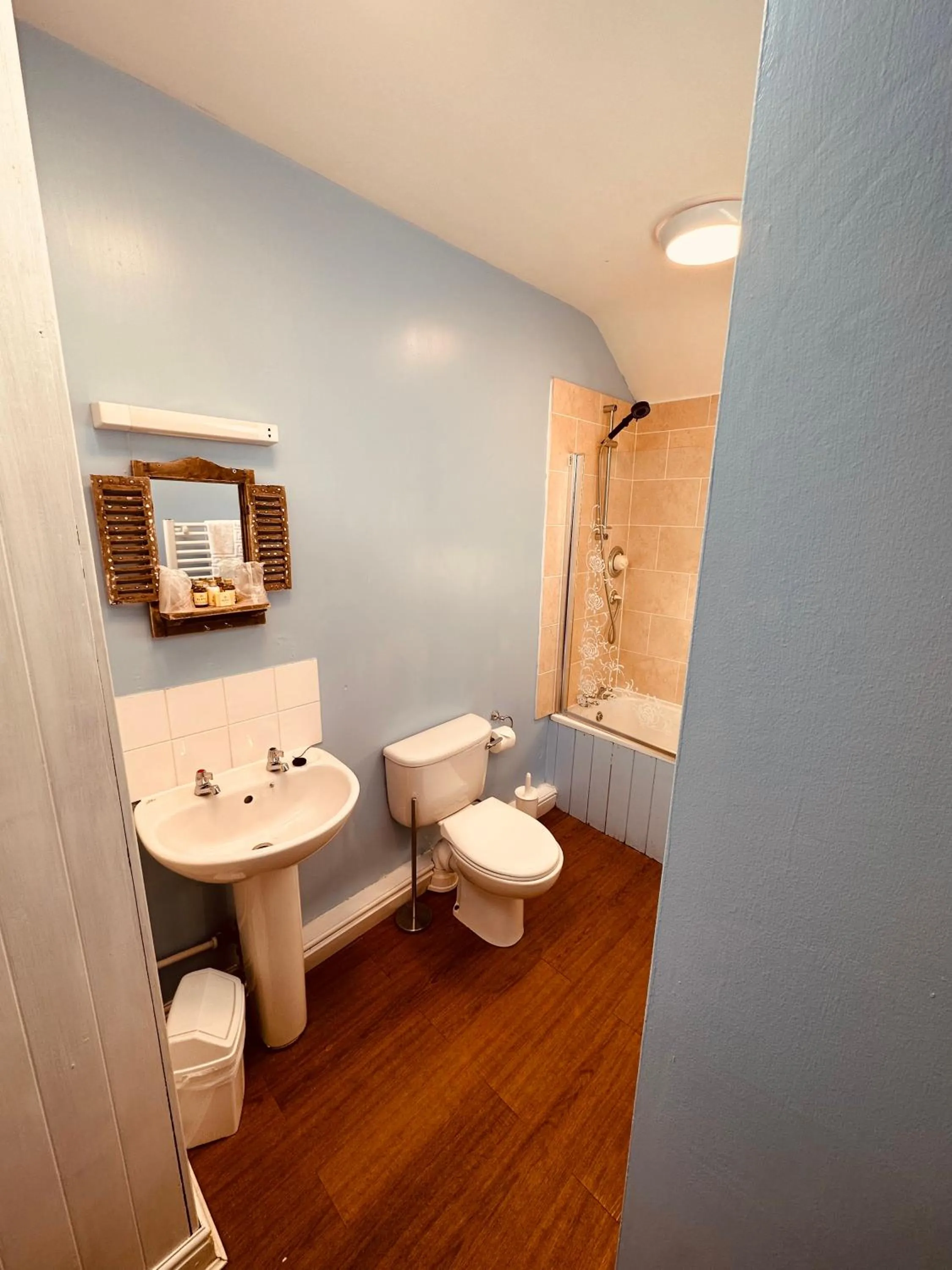 Bathroom in Kings Head Hotel