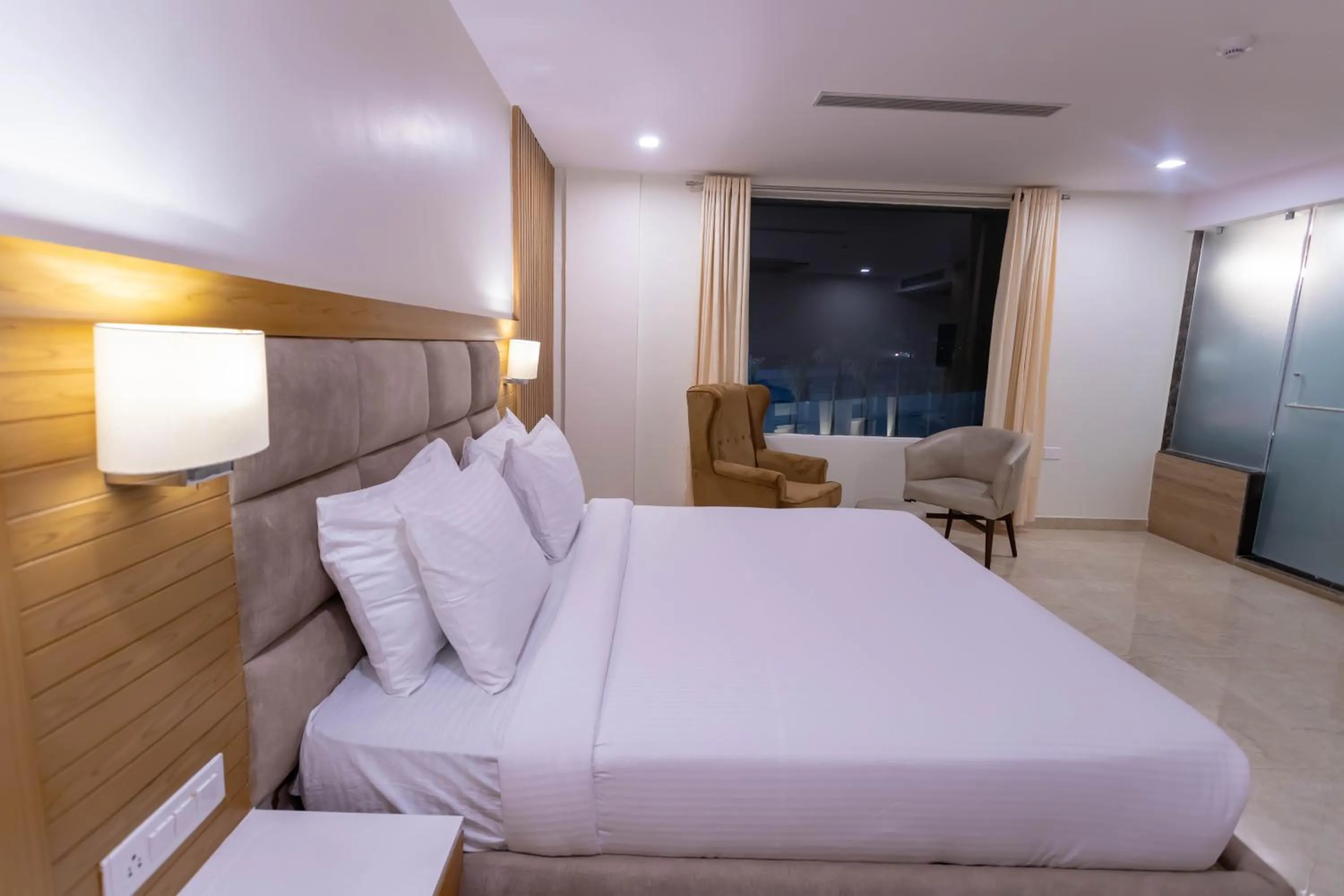 Photo of the whole room, Bed in VIVANA