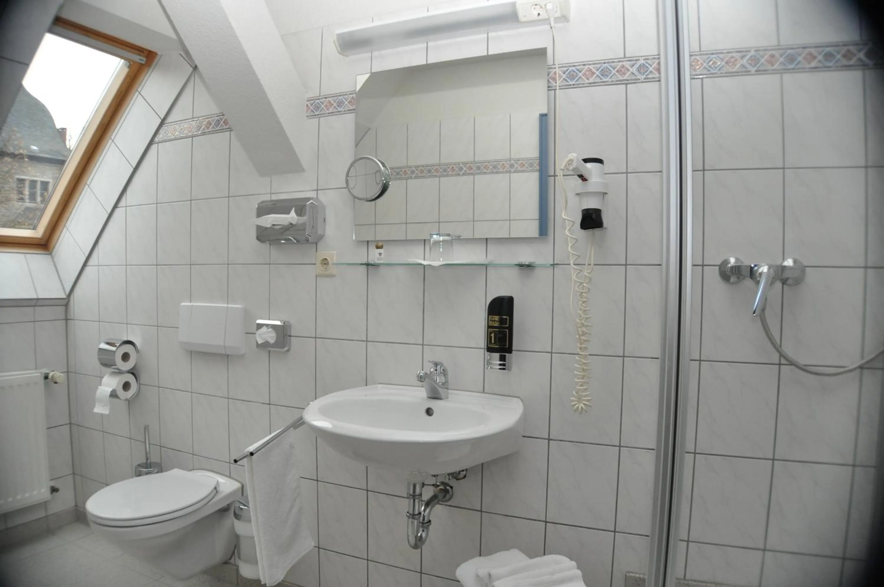 Bathroom in Hotel & Restaurant Schaumburger Ritter, Rinteln