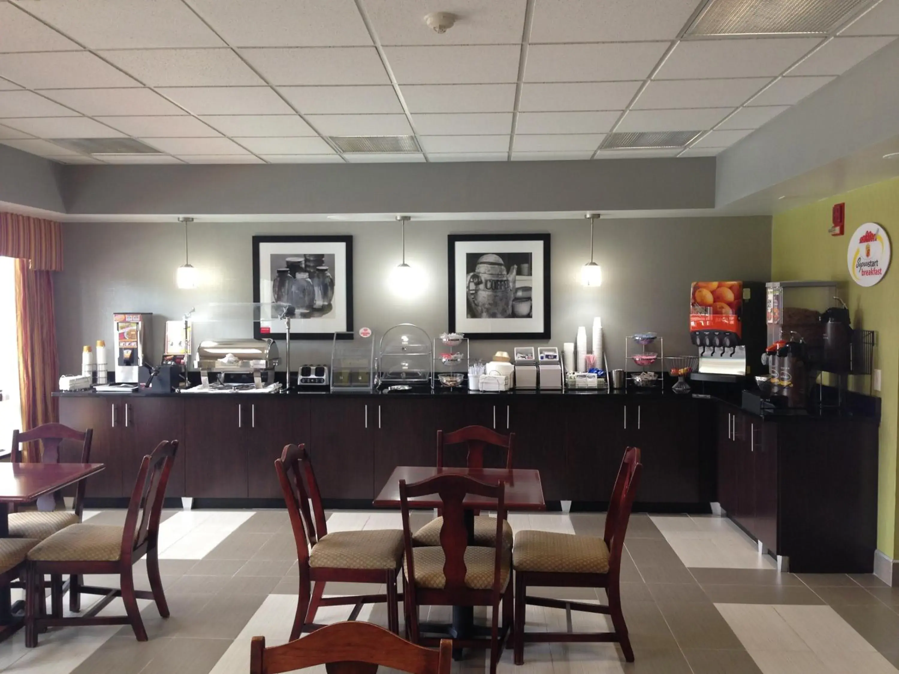 Breakfast in Super 8 by Wyndham Calhoun Breakfast in Super 8 by Wyndham Calhoun