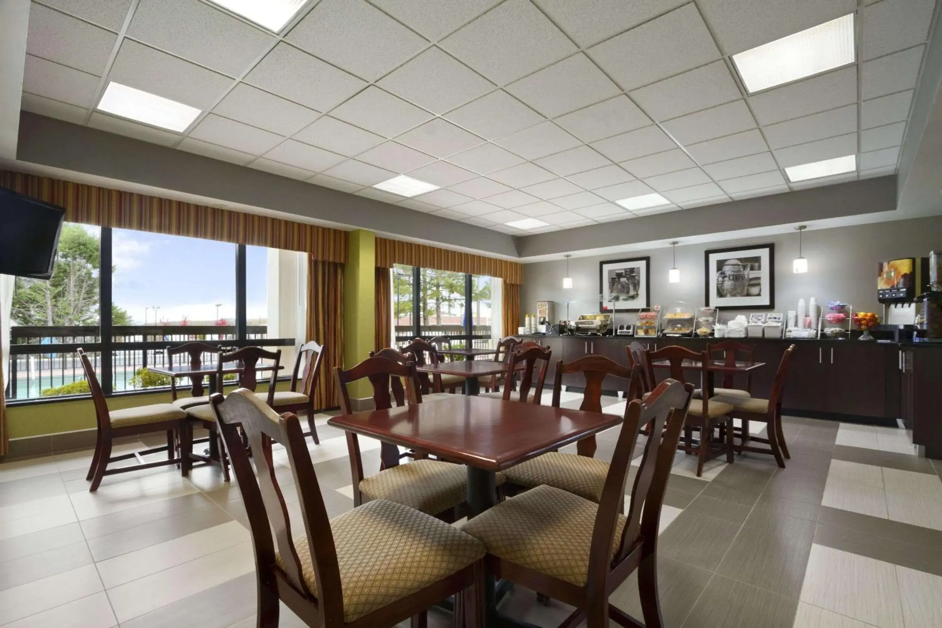 Restaurant/places to eat in Super 8 by Wyndham Calhoun Restaurant/places to eat in Super 8 by Wyndham Calhoun