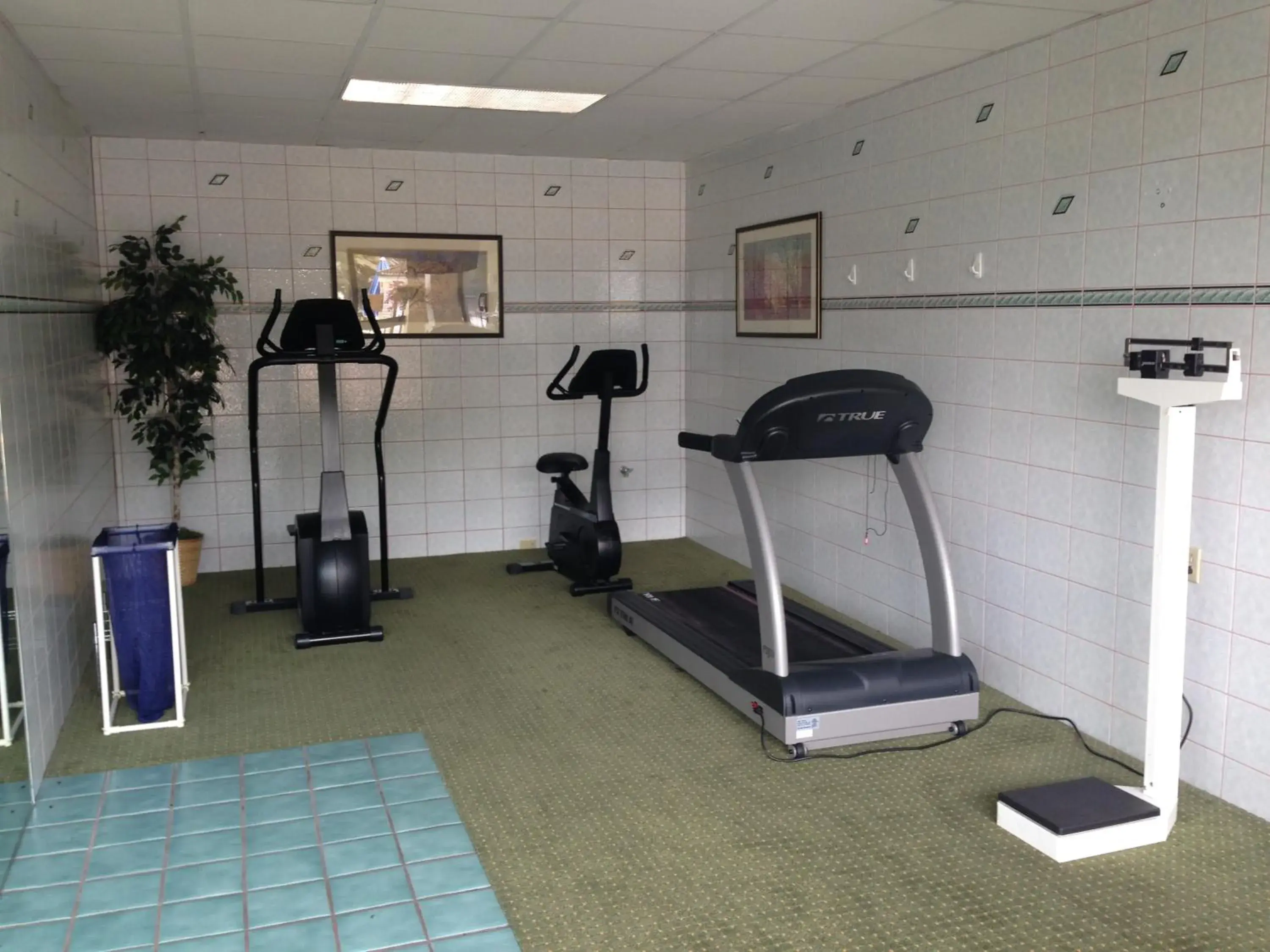 Fitness centre/facilities in Super 8 by Wyndham Calhoun Fitness centre/facilities in Super 8 by Wyndham Calhoun