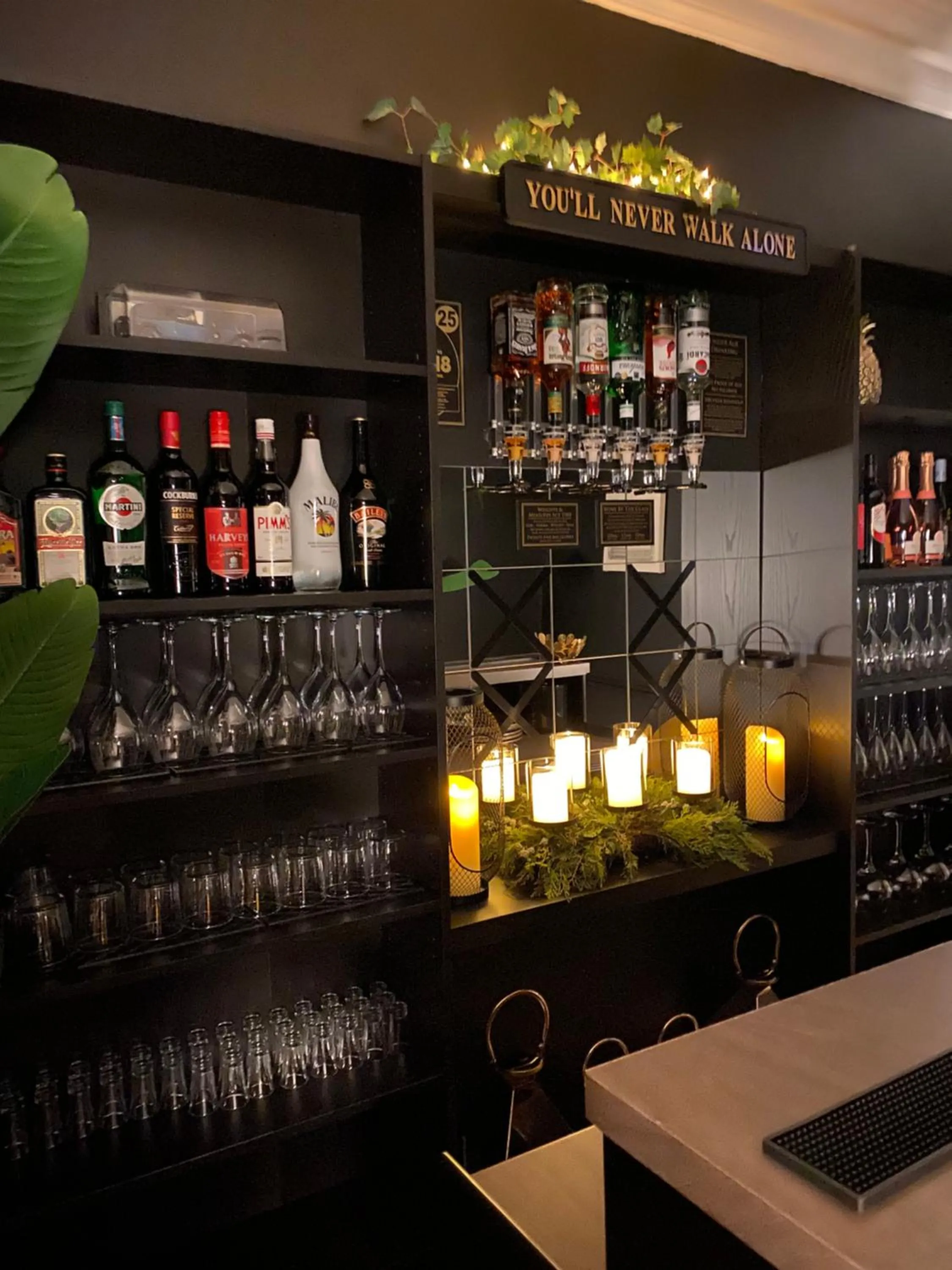 Lounge or bar in Oak Alyn Hotel