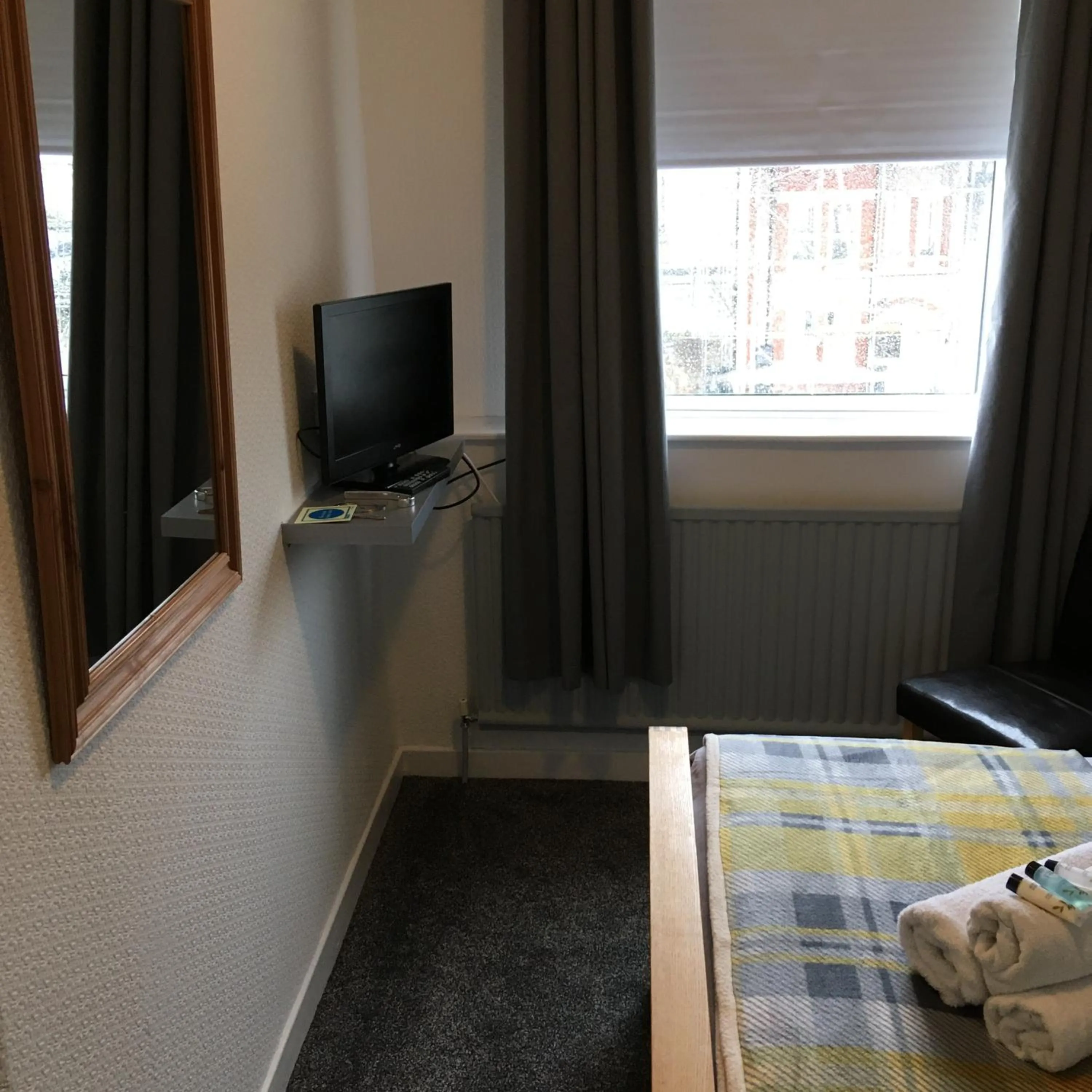 Bed in Oak Alyn Hotel