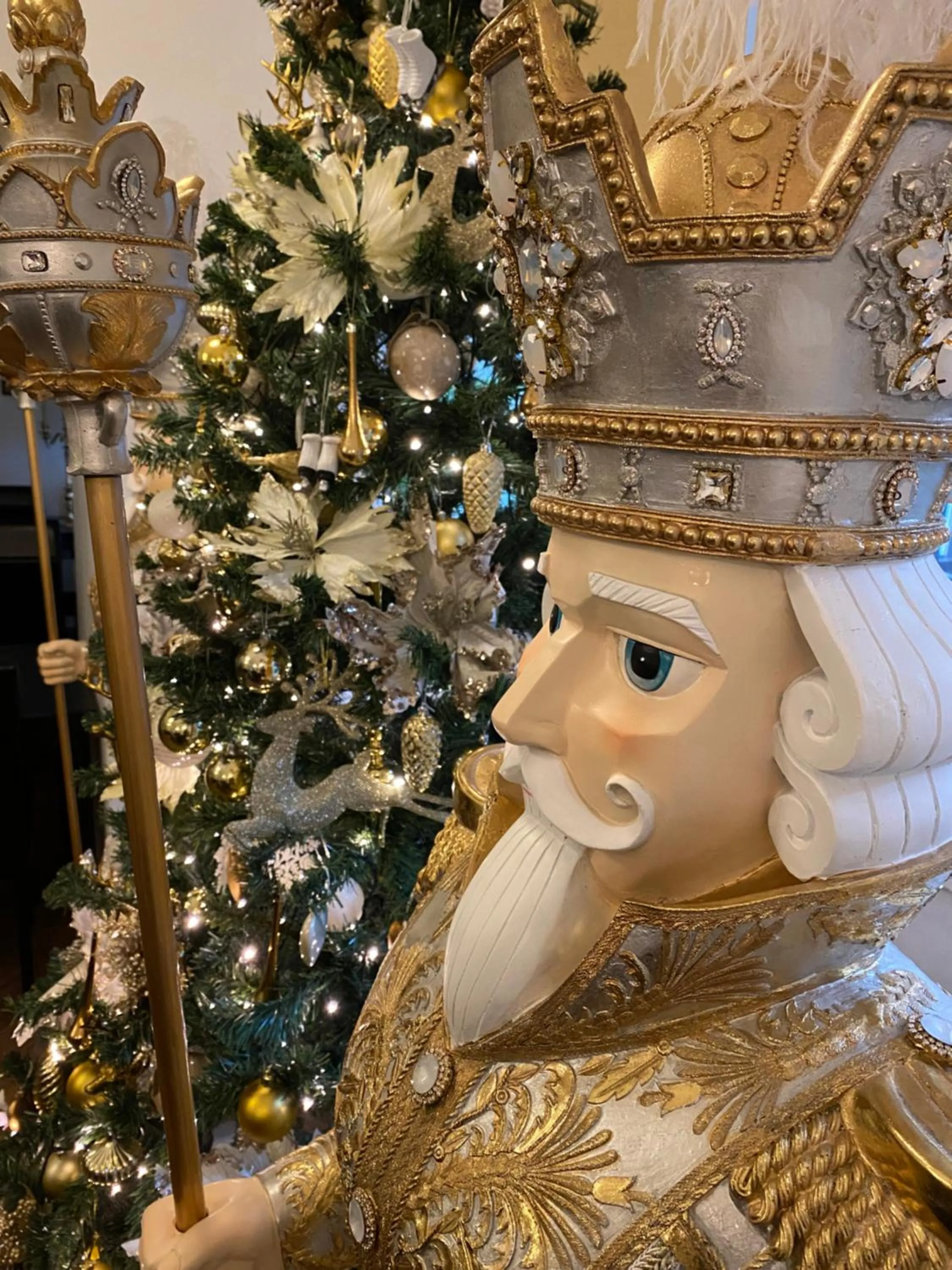 Decorative detail in Oak Alyn Hotel