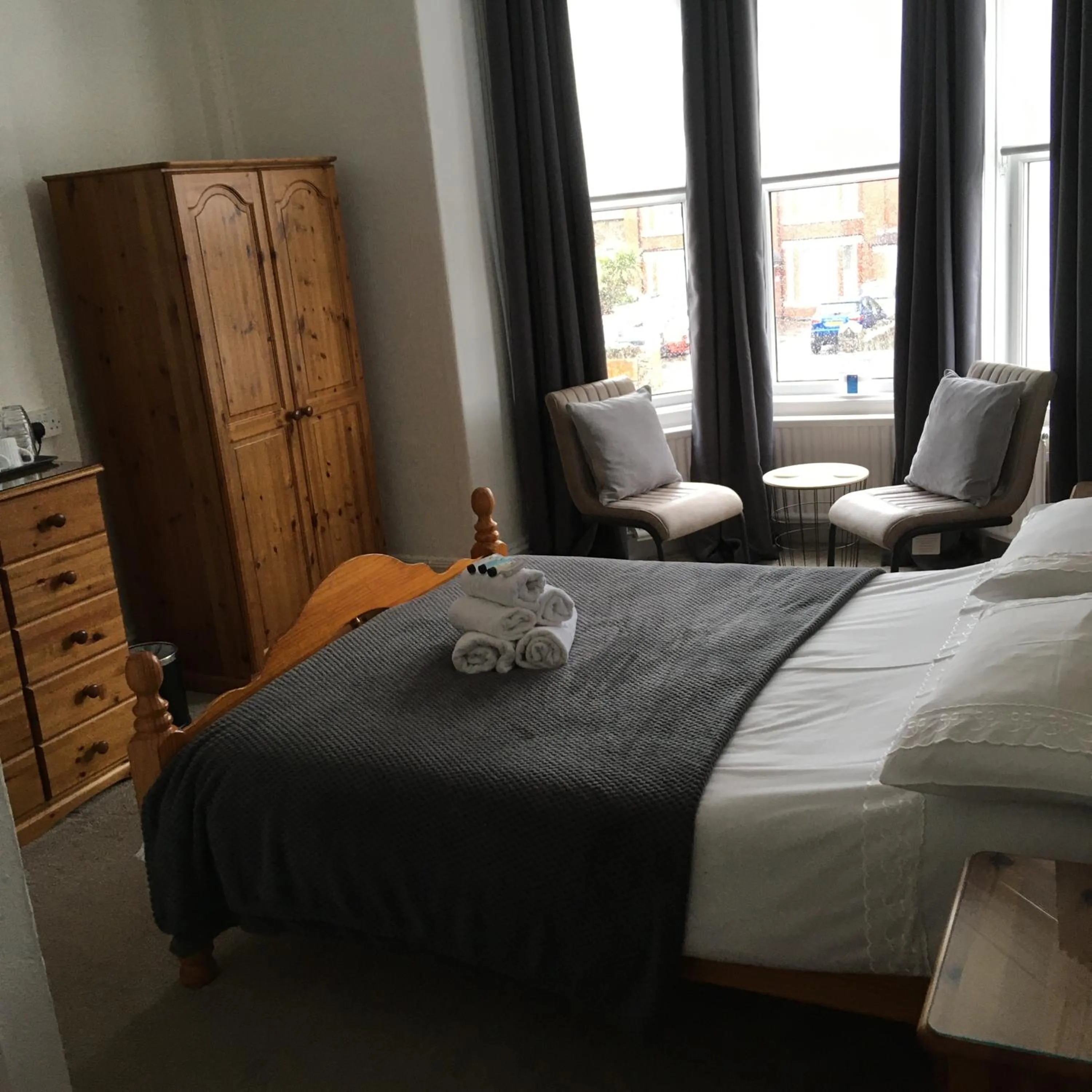 Bed in Oak Alyn Hotel