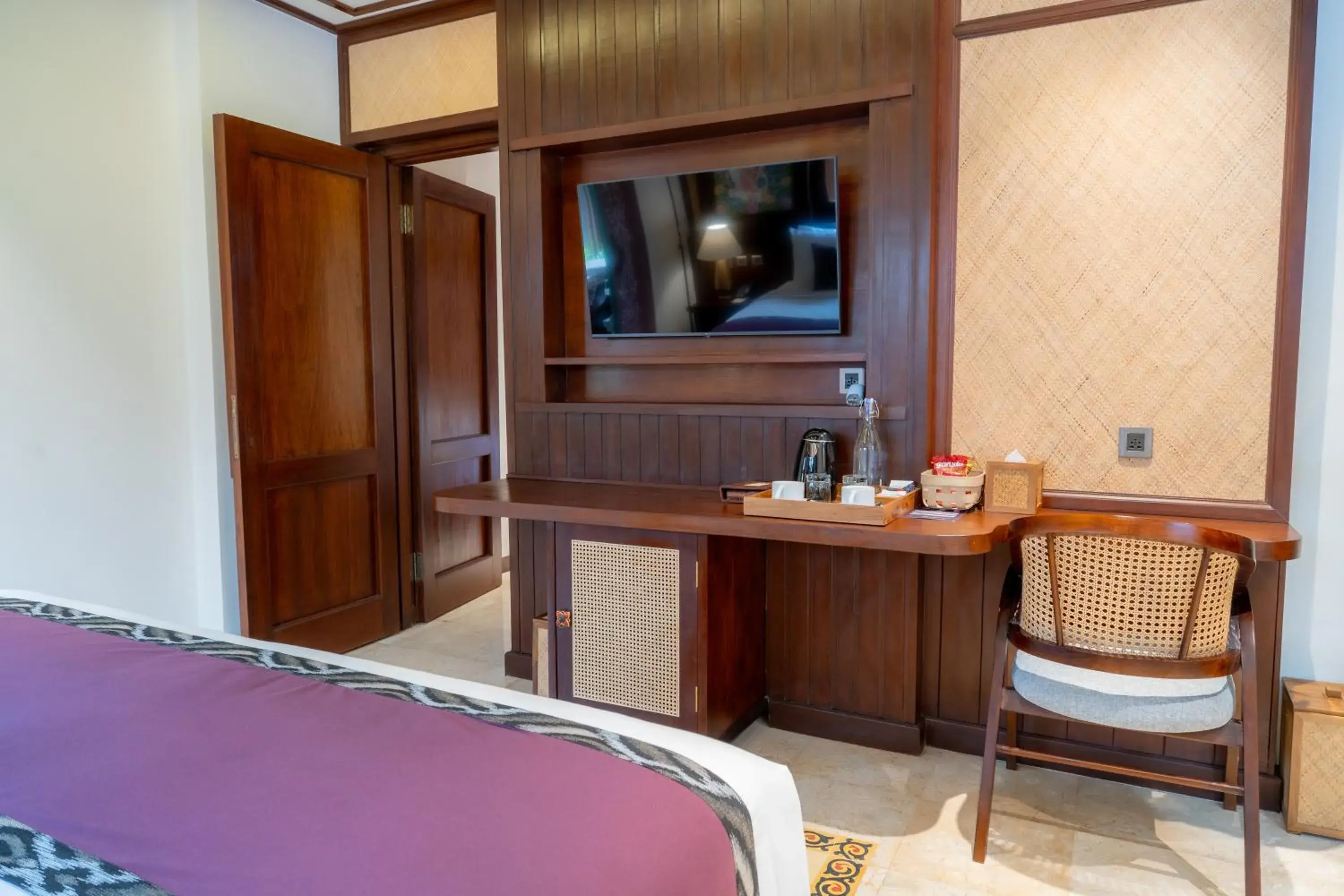 TV and multimedia, Bed in Puri Saraswati Dijiwa Ubud TV and multimedia, Bed in Puri Saraswati Dijiwa Ubud