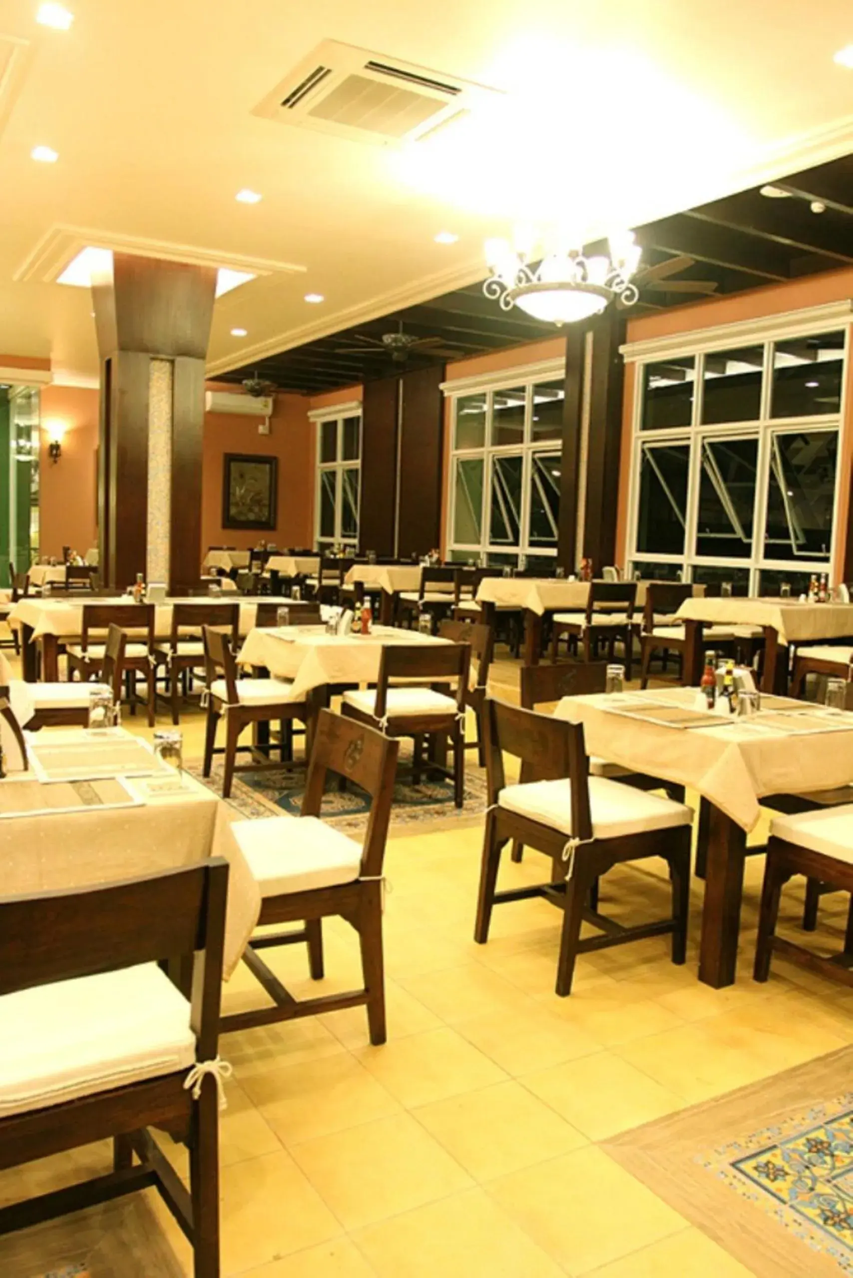 Restaurant/places to eat in Chour Palace Hotel Restaurant/places to eat in Chour Palace Hotel