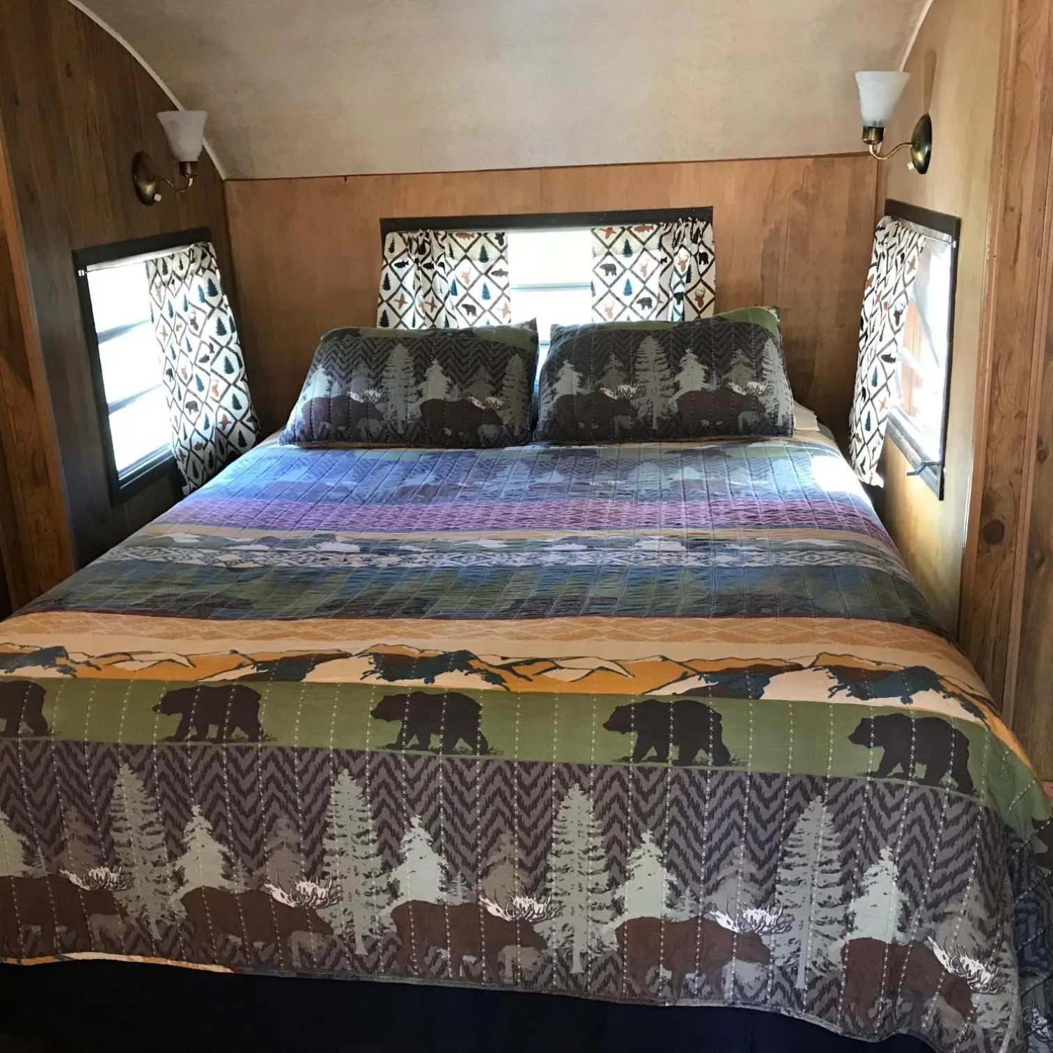 Bed in Grandview Cabins & RV Resort