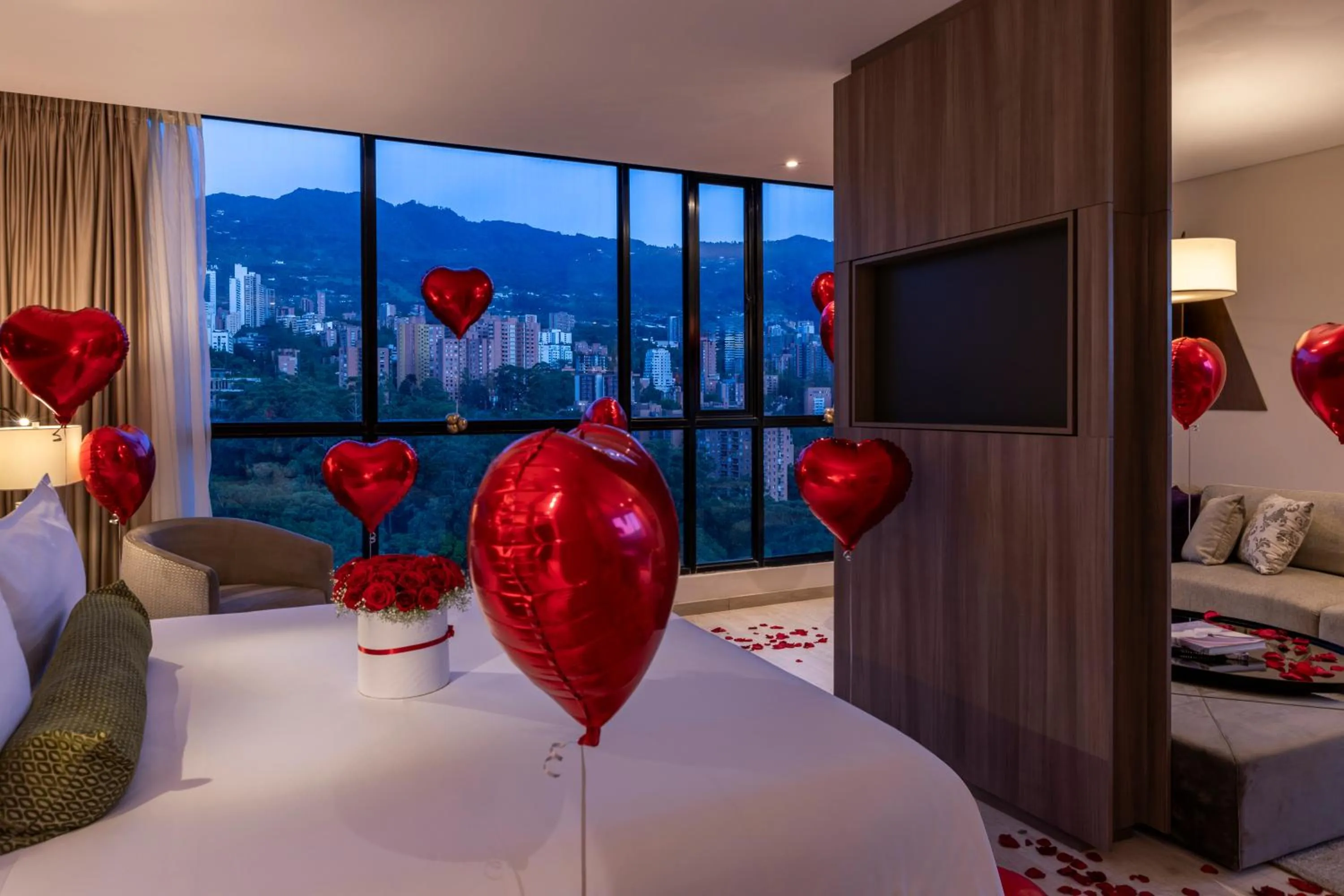 TV and multimedia, Bed in Hotel York Luxury Suites Medellin by Preferred