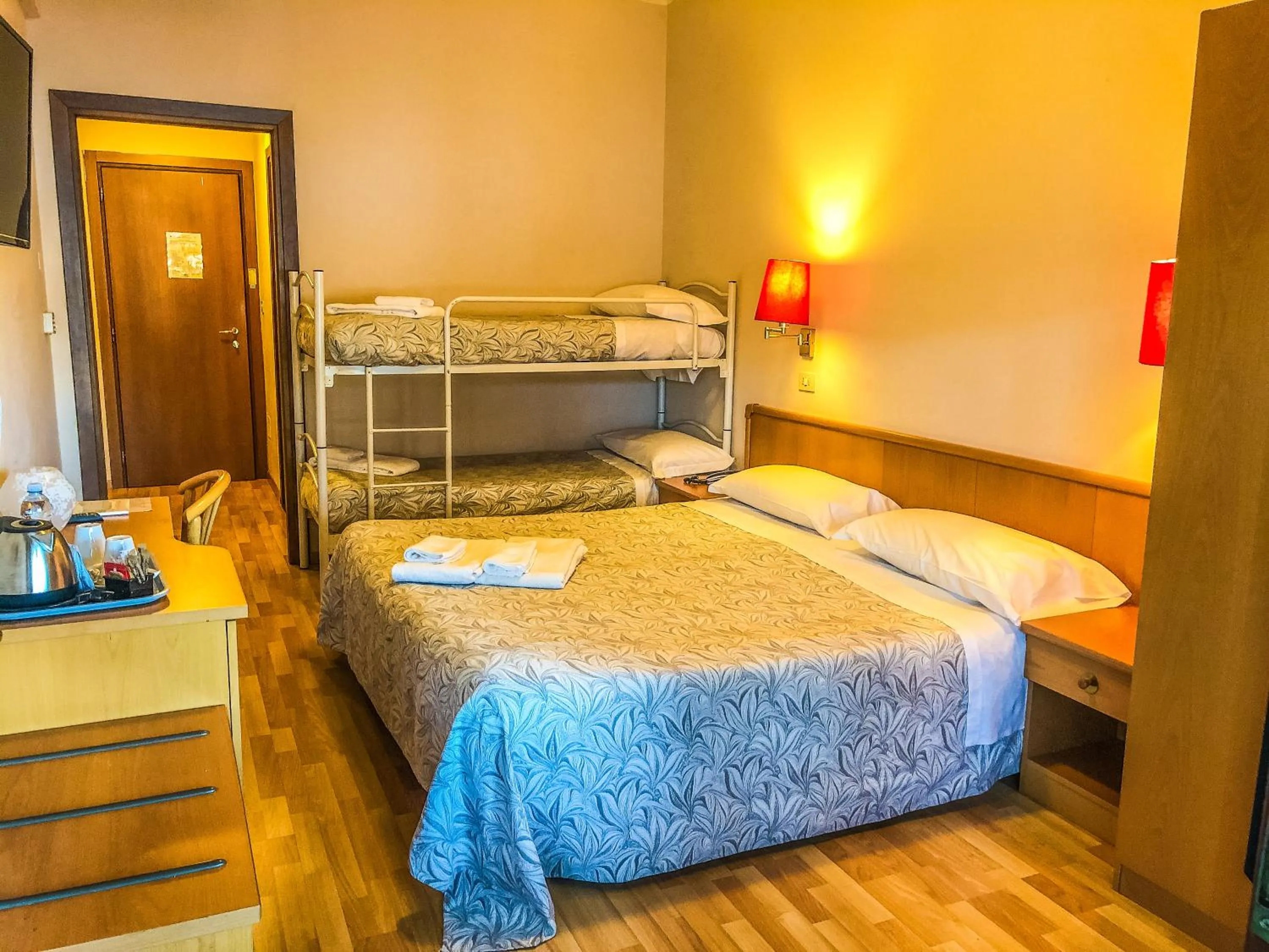 bunk bed, Bed in Hotel Chalet del Lago