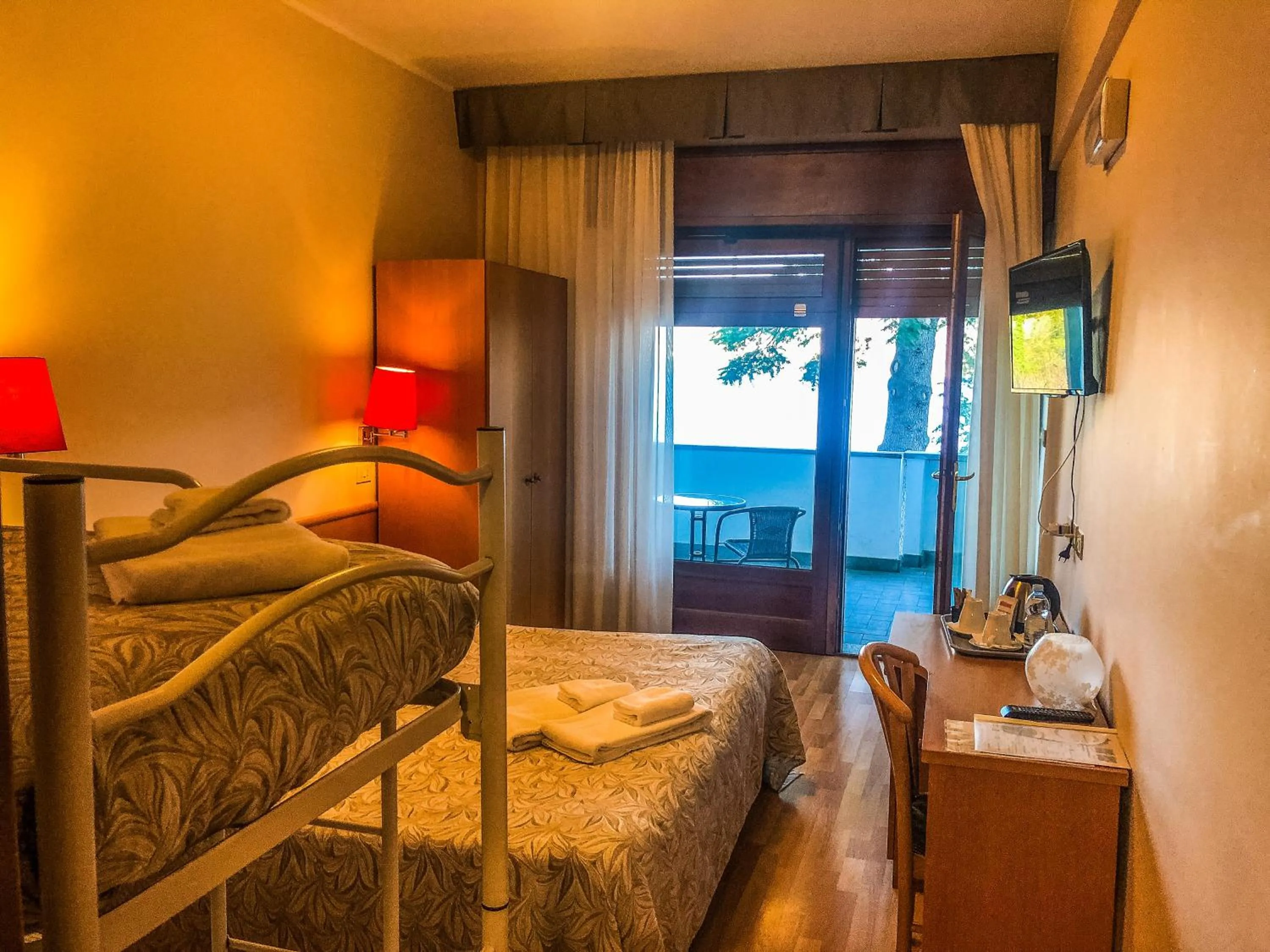 View (from property/room), Bed in Hotel Chalet del Lago