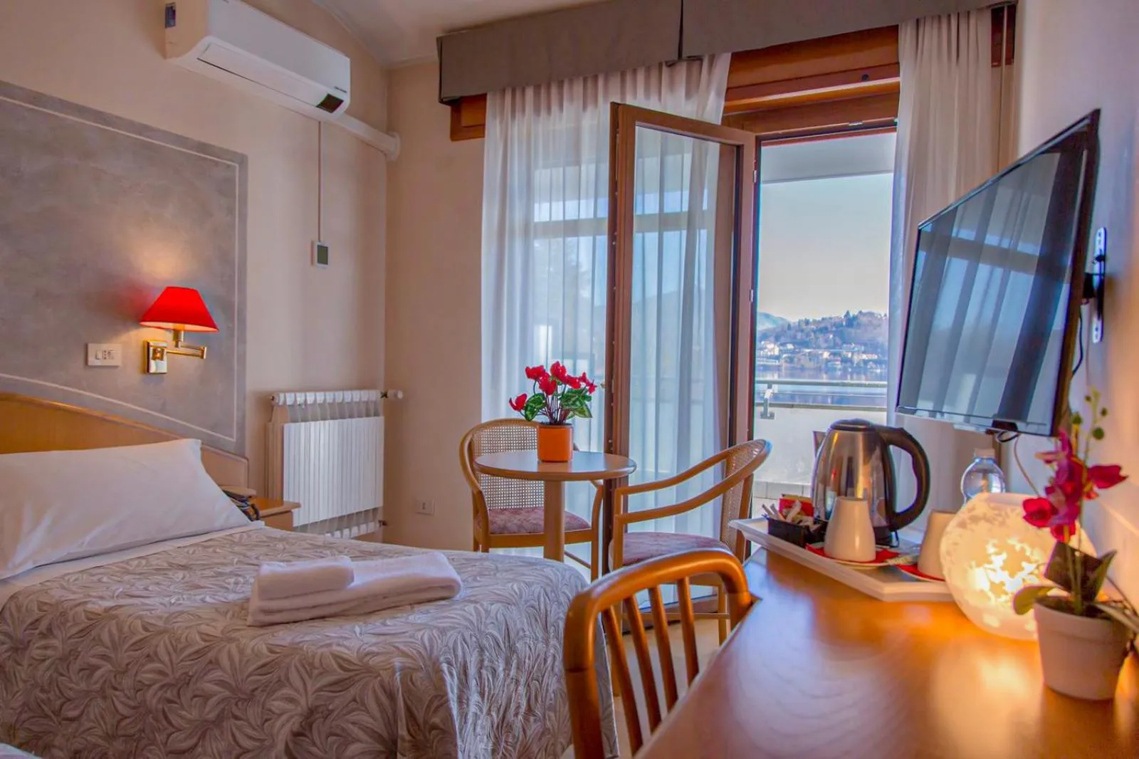 Bedroom, Bed in Hotel Chalet del Lago