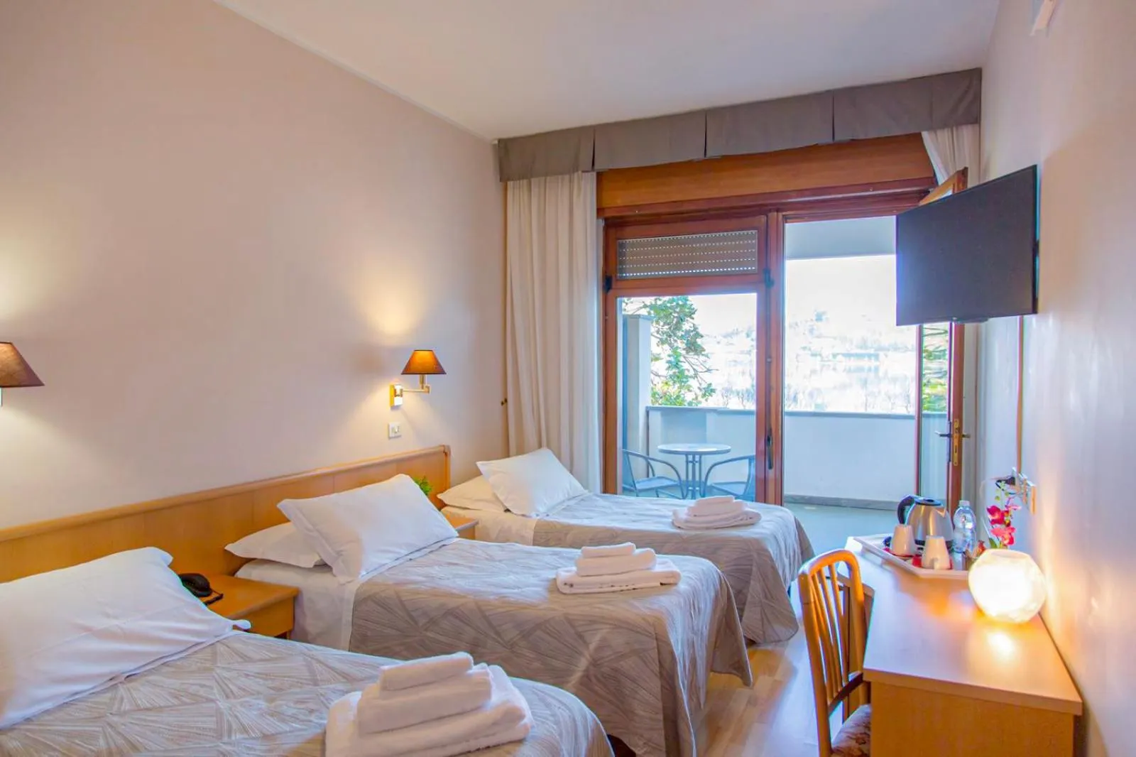 TV and multimedia, Bed in Hotel Chalet del Lago